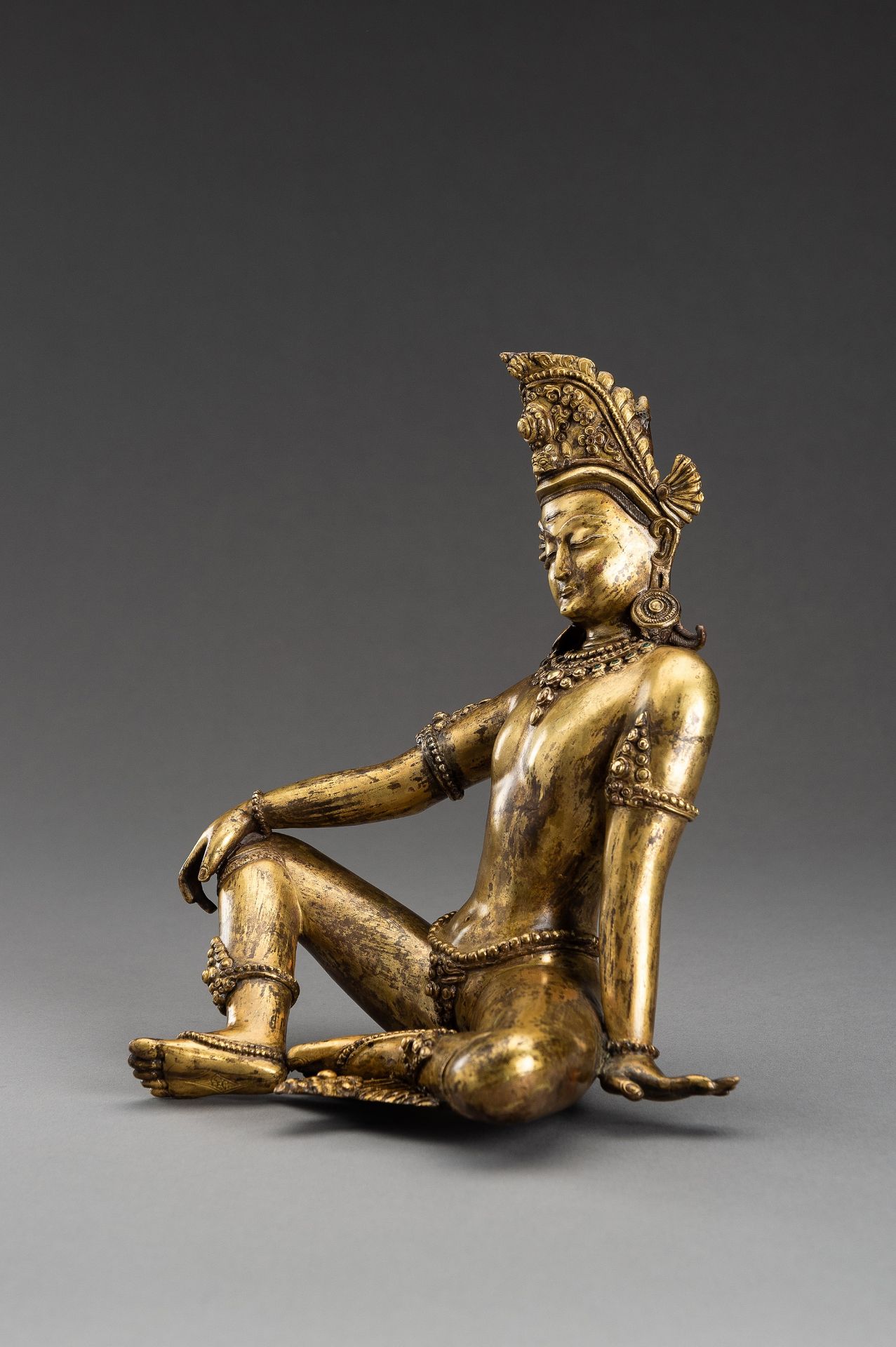 A GILT NEPALI BRONZE FIGURE OF INDRA, 1900s - Image 7 of 10