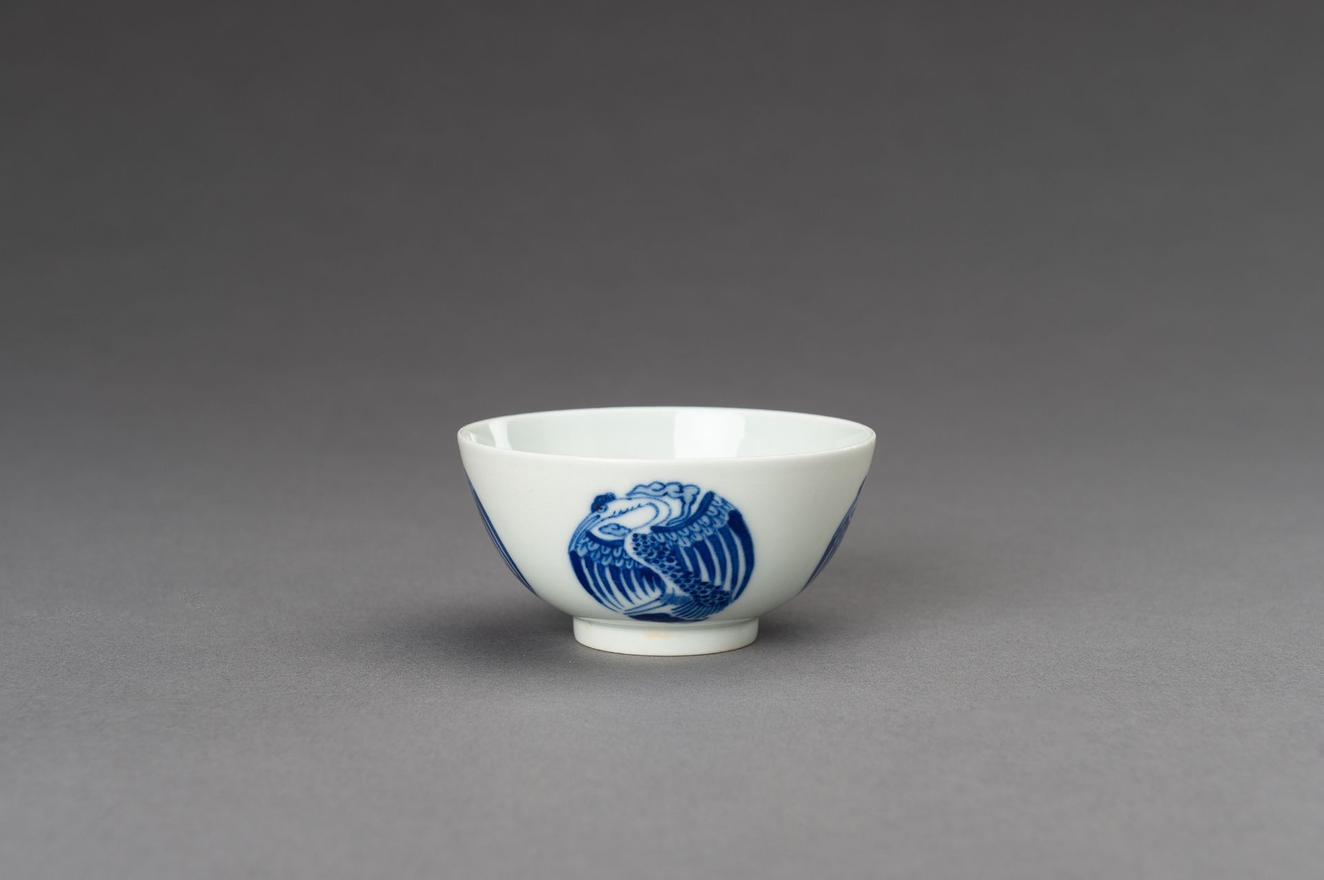 A BLUE AND WHITE 'PHOENIX MEDALLIONS' PORCELAIN BOWL, c. 1930s - Image 7 of 12