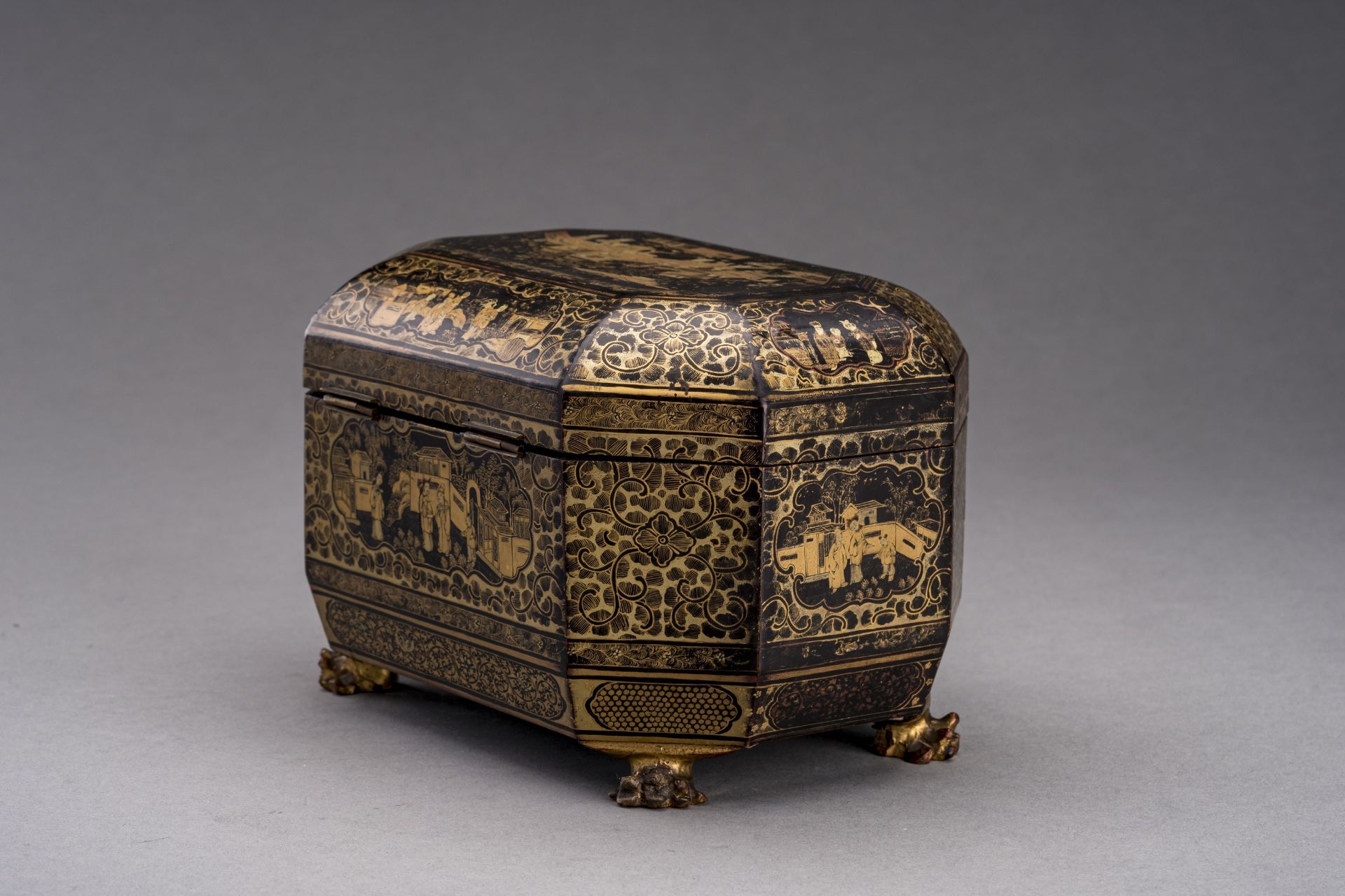 AN OCTAGONAL EXPORT LAQUER BOX WITH FIGURAL SCENES - Image 4 of 11