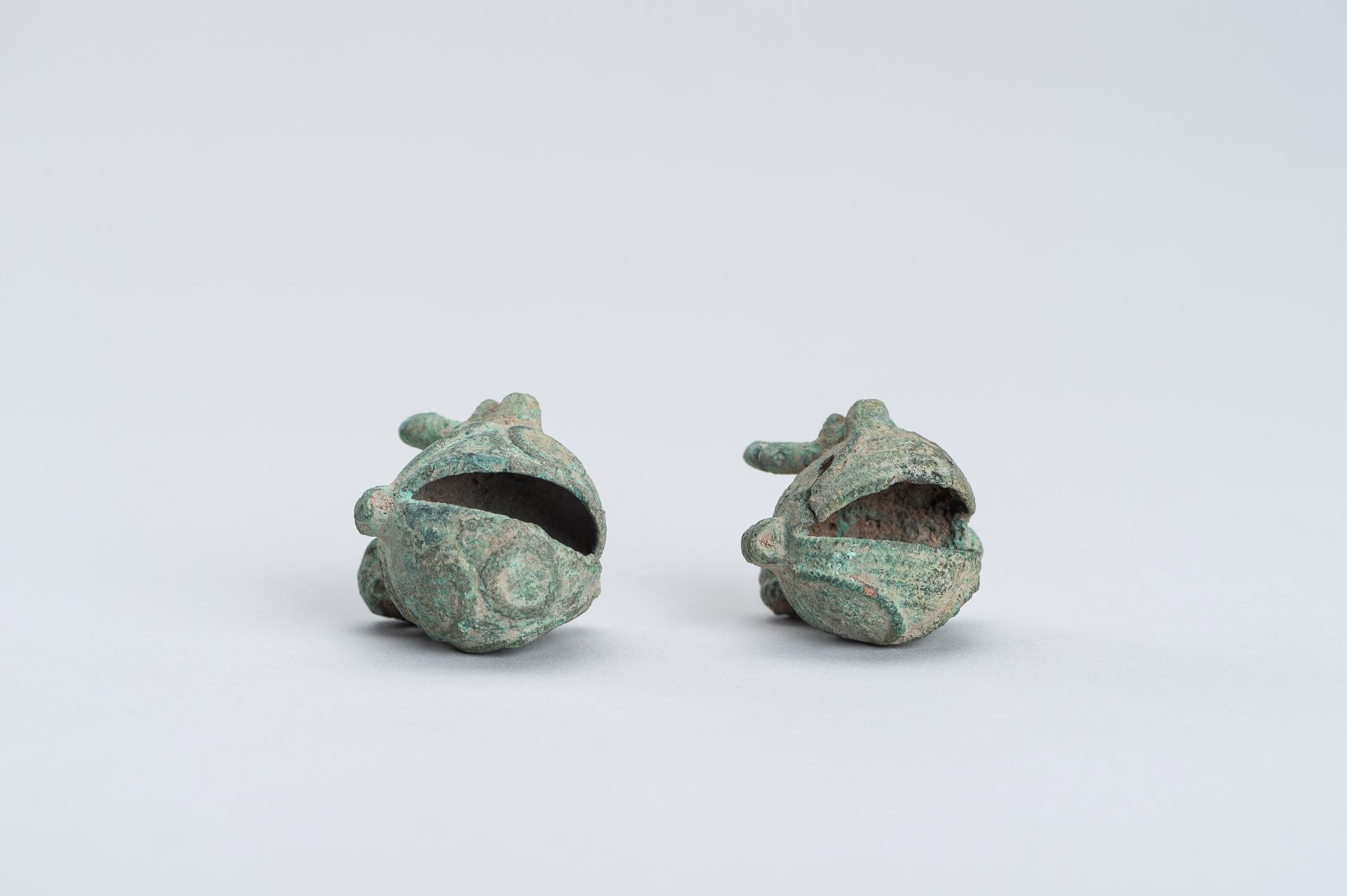 A PAIR OF DONG SON 'BULL'S HEAD' BRONZE BELLS - Bild 9 aus 9