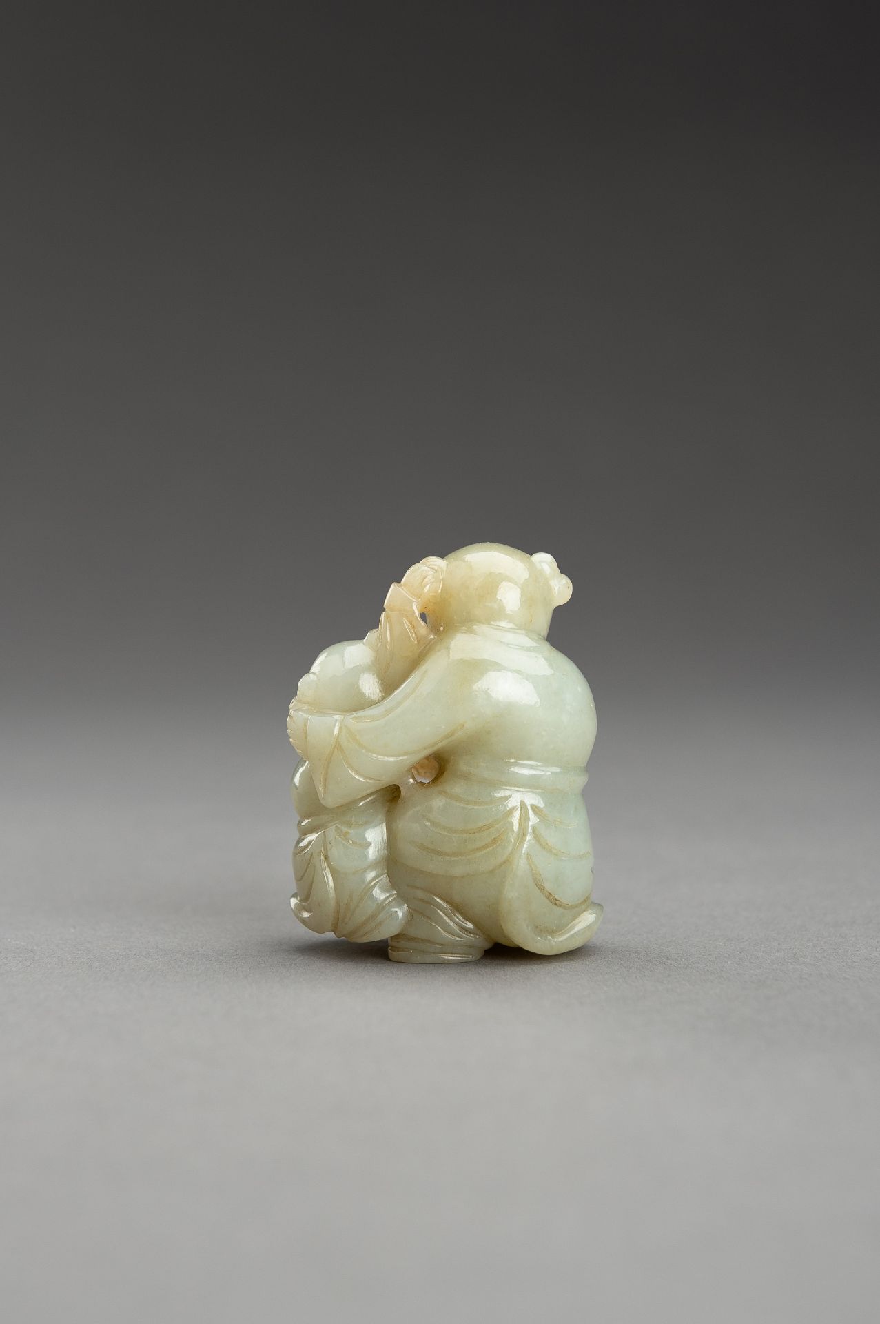 A PALE CELADON JADE PENDANT OF TWO CHILDREN - Image 9 of 10