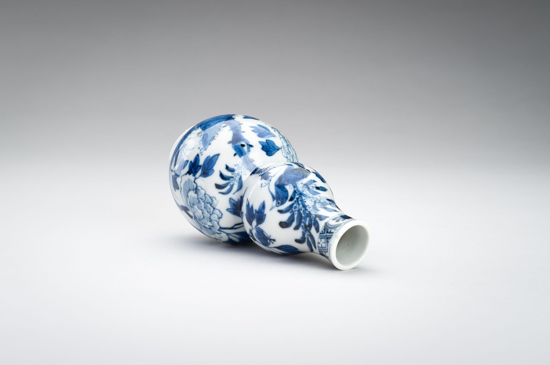 A BLUE AND WHITE DOUBLE GOURD PORCELAIN VASE, 1900s - Image 8 of 11