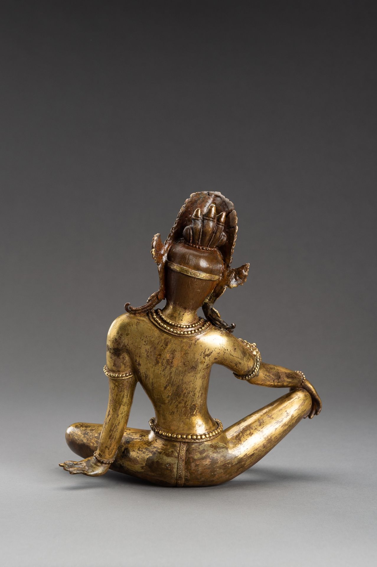 A GILT NEPALI BRONZE FIGURE OF INDRA, 1900s - Image 9 of 10