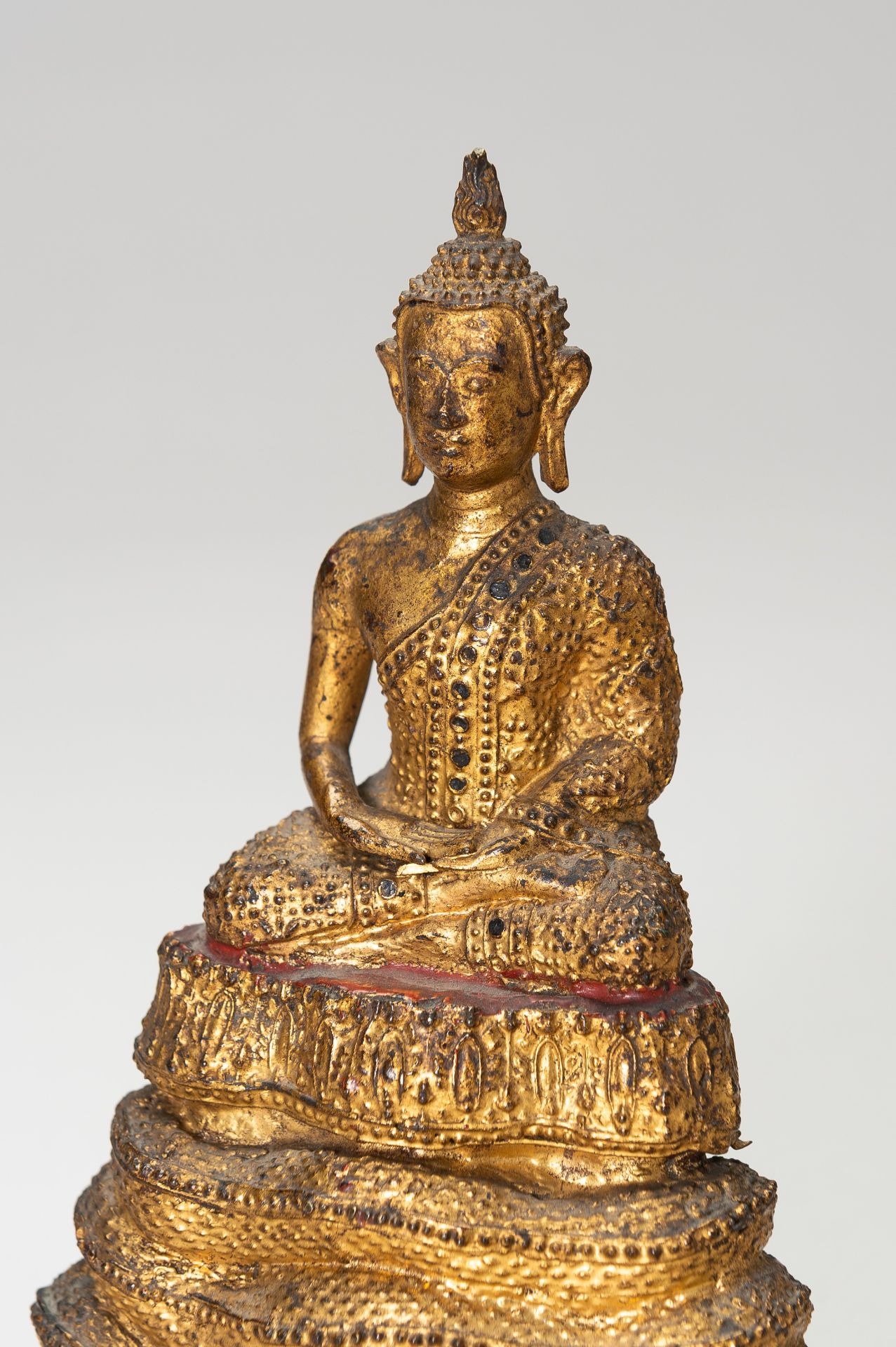 A SMALL LACQUER GILT BRONZE FIGURE OF A SEATED BUDDHA - Image 2 of 9