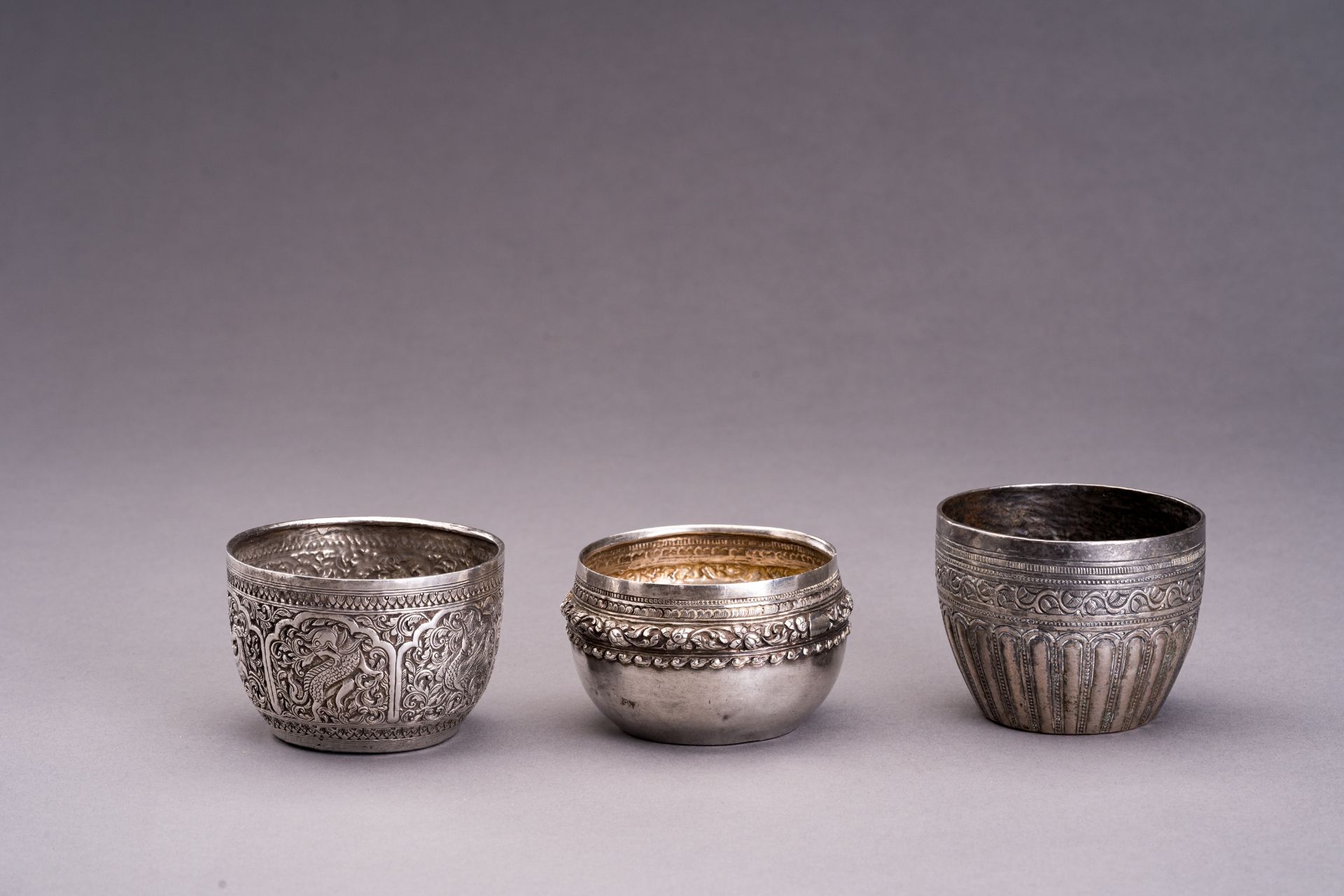 A LOT WITH THREE EMBOSSED SILVER BOWLS - Bild 5 aus 9