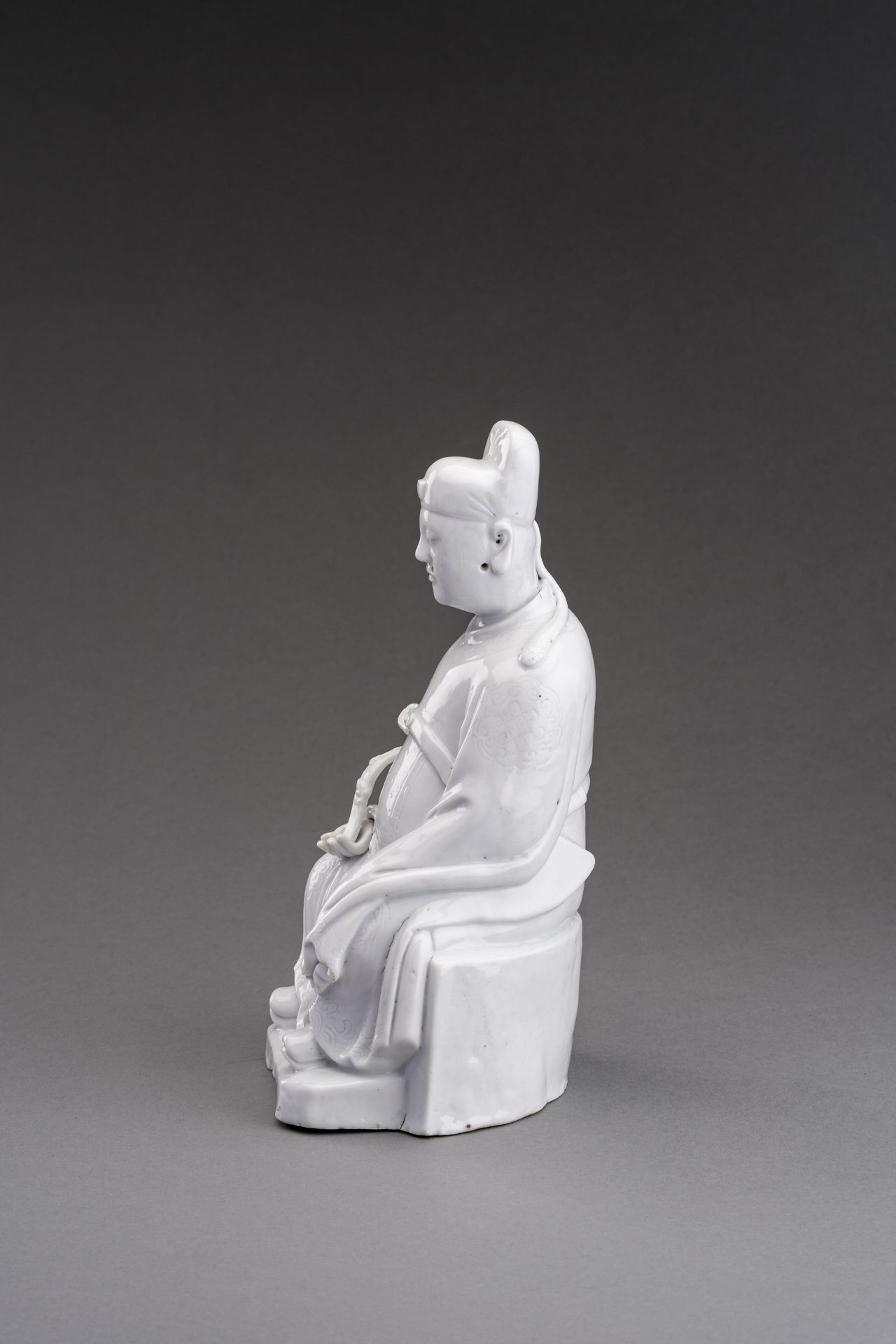 A DEHUA FIGURE OF A CIVIL OFFICIAL, QING DYNASTY - Bild 3 aus 7