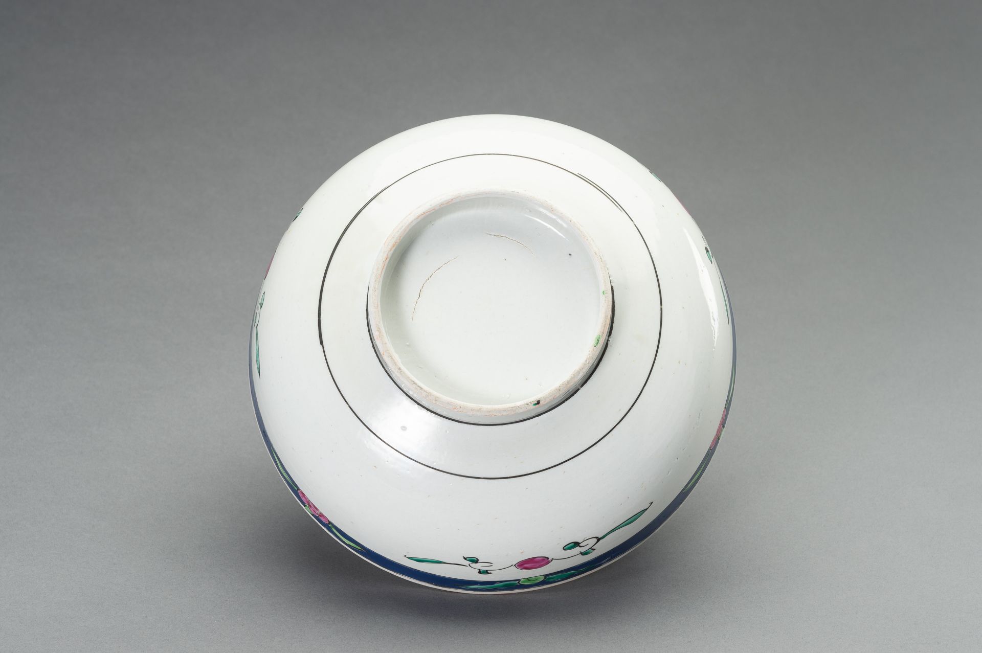 A MIXED LOT WITH THREE PORCELAIN BOWLS - Image 4 of 15