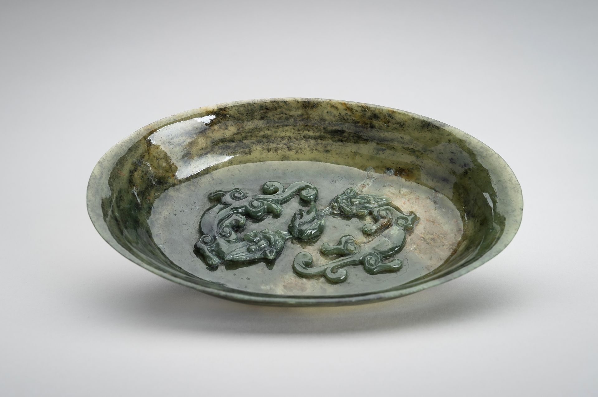 A MOTTLED GREEN JADE 'CHILONG' BOWL, c. 1920s - Image 5 of 10