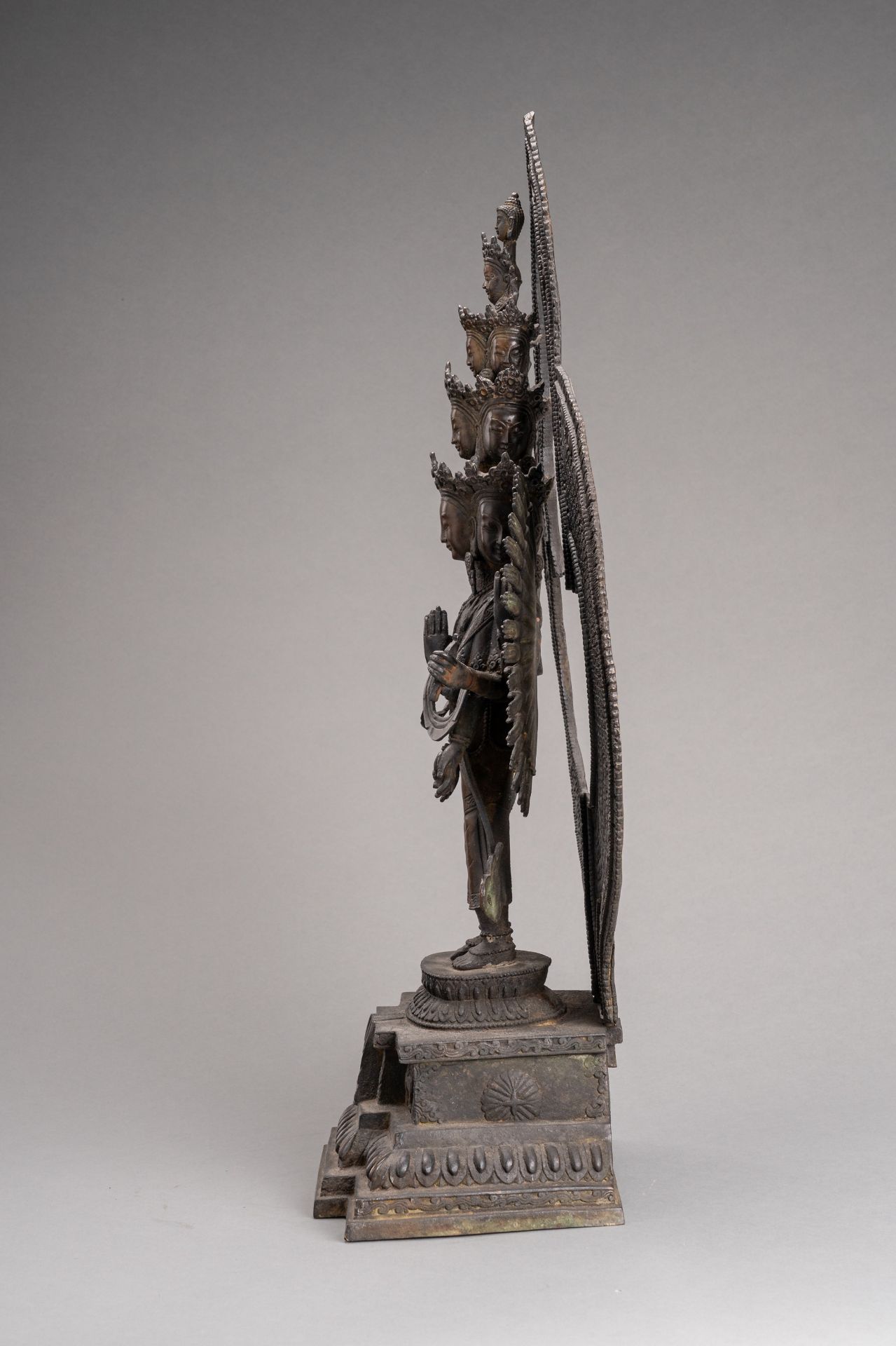 A LARGE BRONZE FIGURE OF AVALOKITESHVARA EKADASA MUKHA, c. 1900s - Bild 5 aus 8