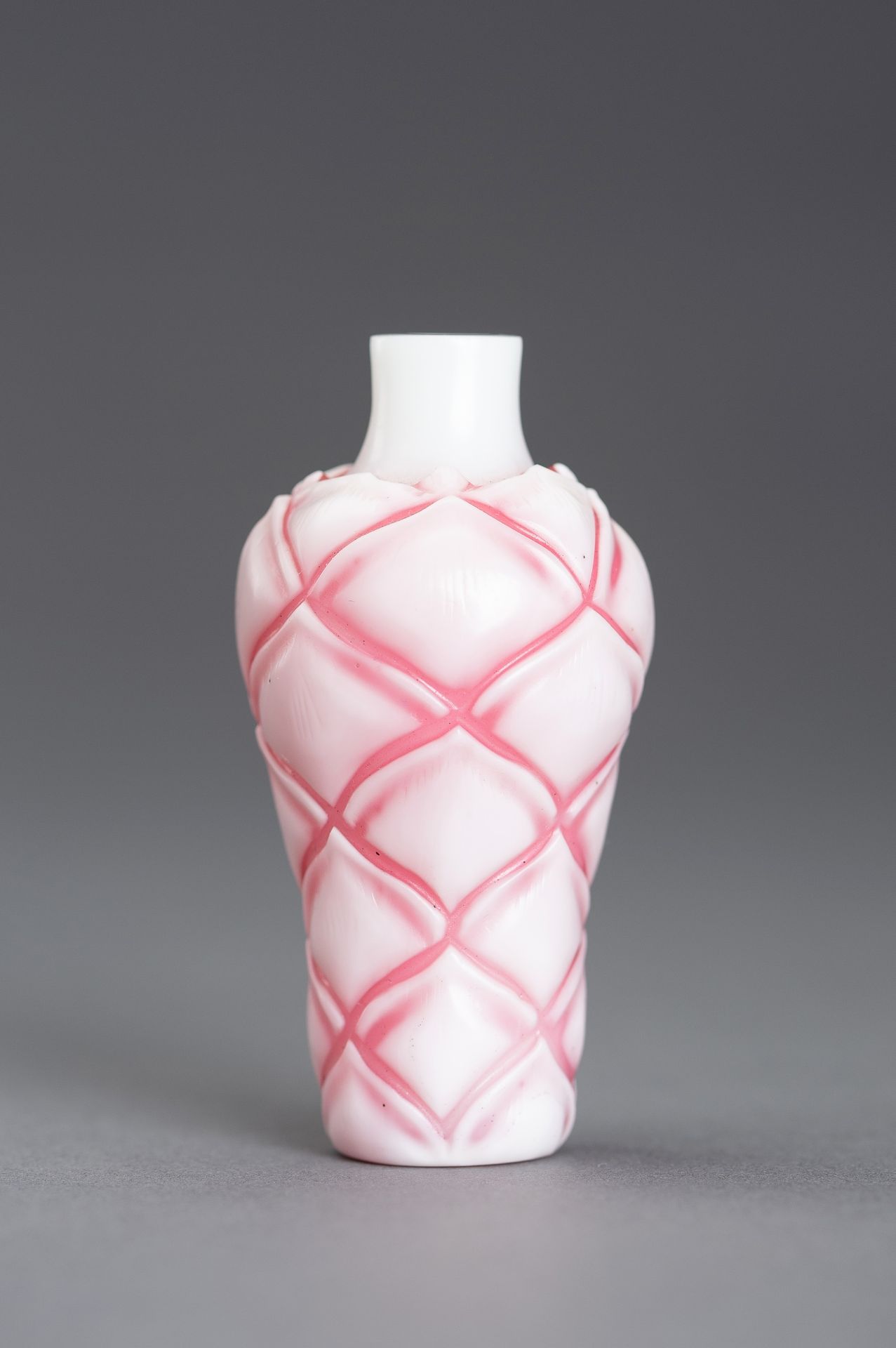 A SANDWICHED PINK GLASS 'LOTUS' SNUFF BOTTLE