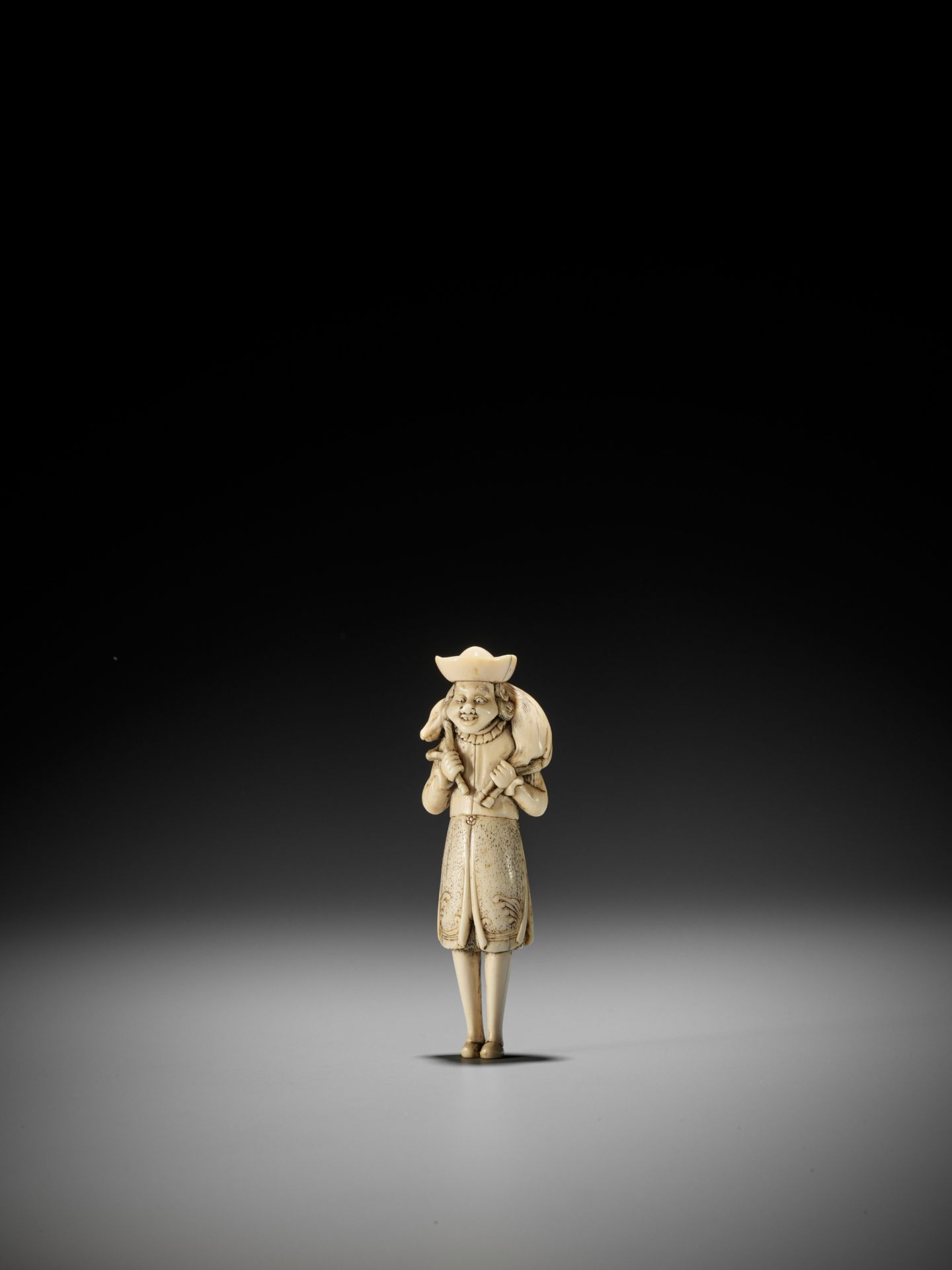 A SUPERB IVORY NETSUKE OF A DUTCHMAN - Image 9 of 17