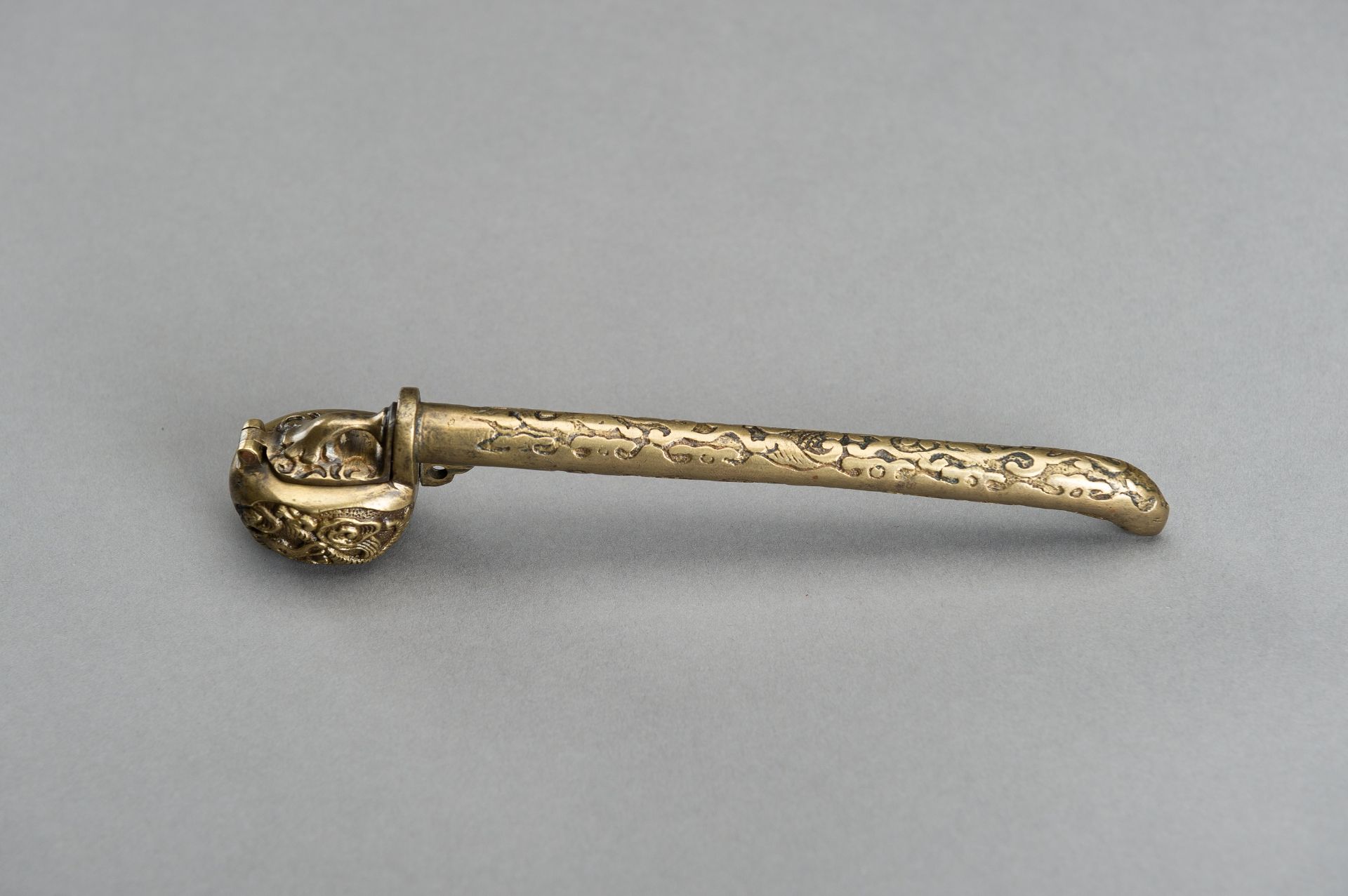 A BRASS YATATE WITH SCROLLING VINES, EDO - Image 4 of 9