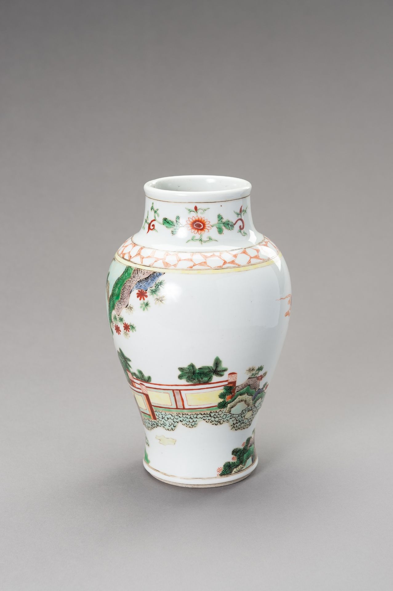 A FAMILLE VERTE 'QILIN' BALUSTER VASE, LATE QING TO REPUBLIC - Bild 4 aus 10