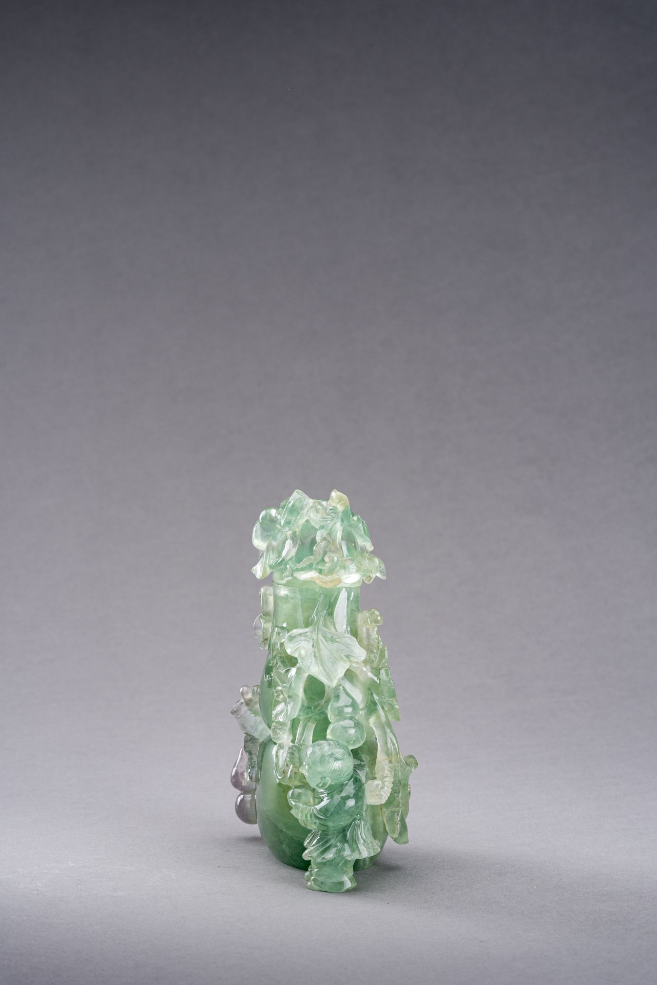 A GREEN FLUORITE 'DOUBLE GOURD AND BOY' VASE - Bild 7 aus 10