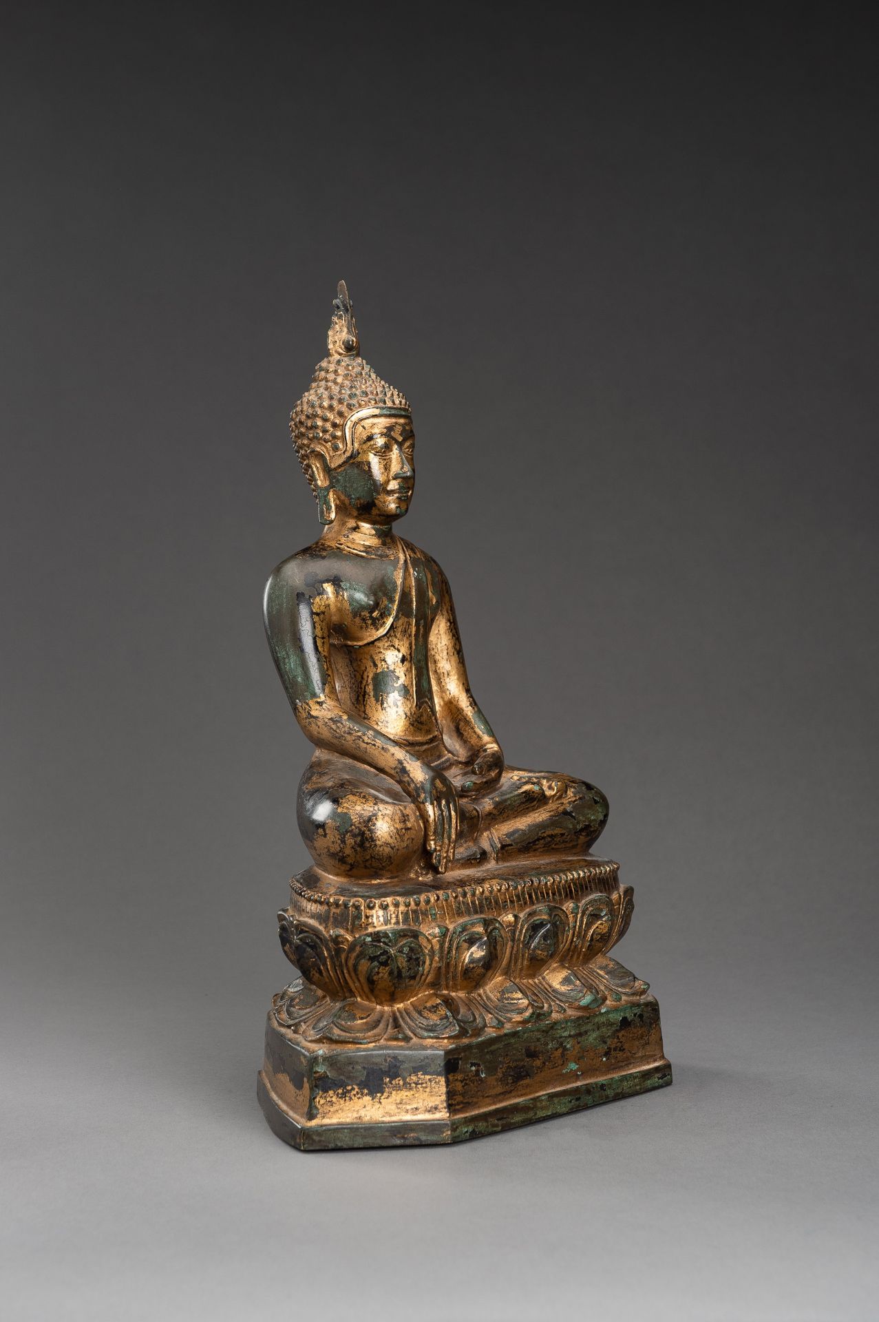 A LARGE GOLD LACQUERED BRONZE FIGURE OF BUDDHA - Image 8 of 10