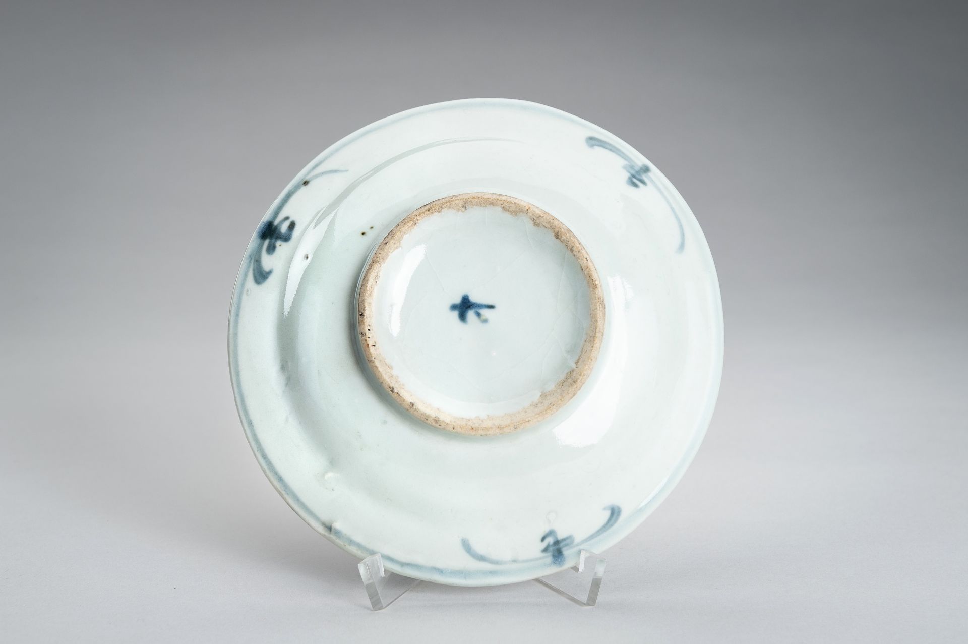 A LOT WITH THREE BLUE AND WHITE PORCELAIN DISHES, EDO - Image 14 of 17