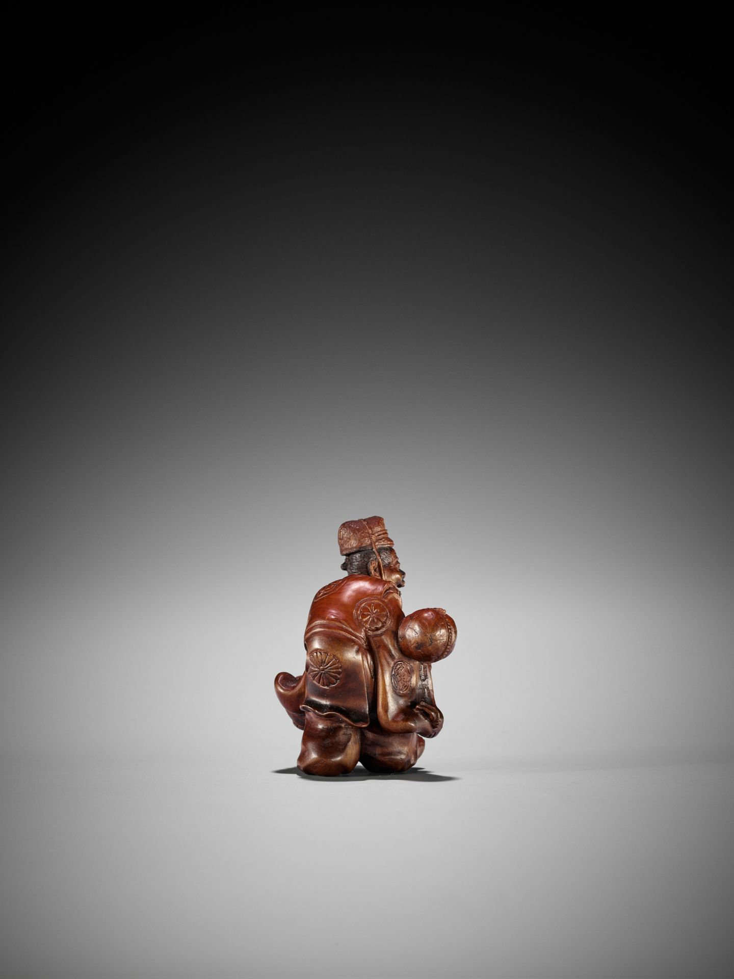 SEIHO: A FINE STAINED BOXWOOD NETSUKE OF A KEMARI PLAYER - Image 7 of 9