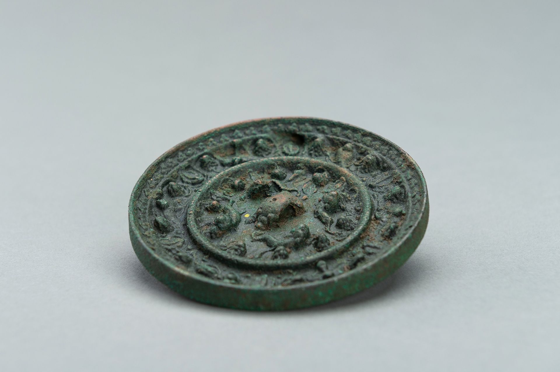 A TANG DYNASTY BRONZE 'LION AND GRAPEVINE' MIRROR - Bild 8 aus 9