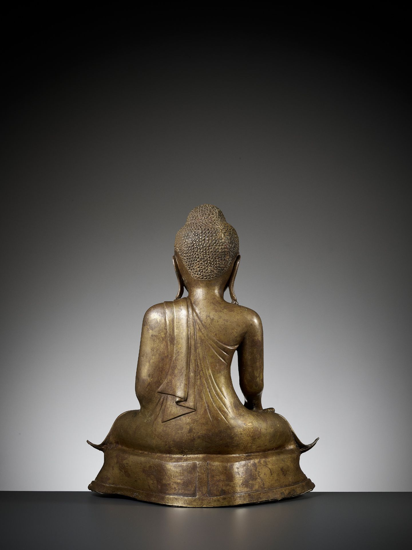 A LARGE BRONZE OF BUDDHA, SHAN STATE - Bild 7 aus 12