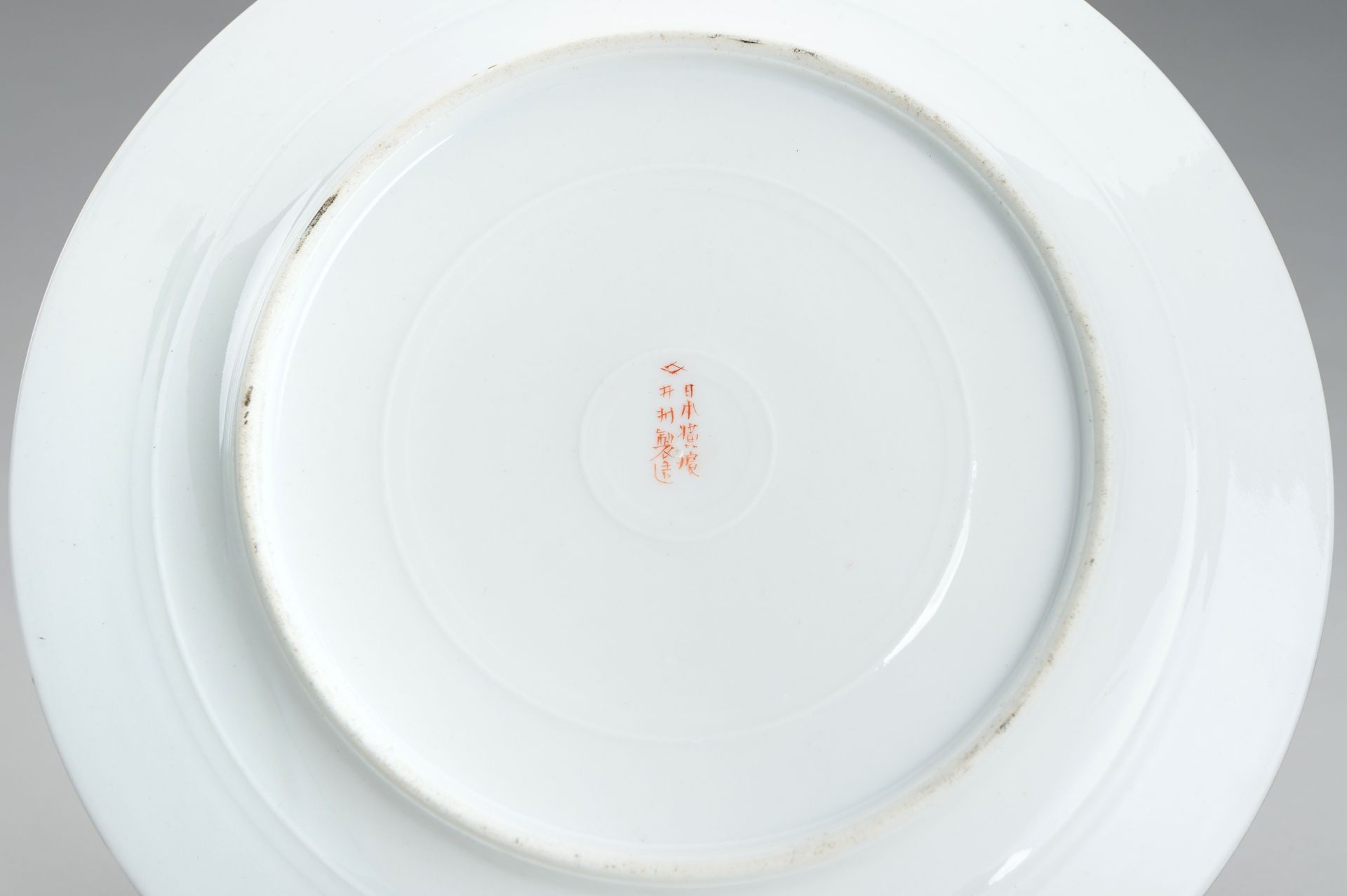 IMURA HIKOJIRO: A FINE SETO YOKOHAMA PORCELAIN PLATE, 19th CENTURY - Bild 8 aus 9