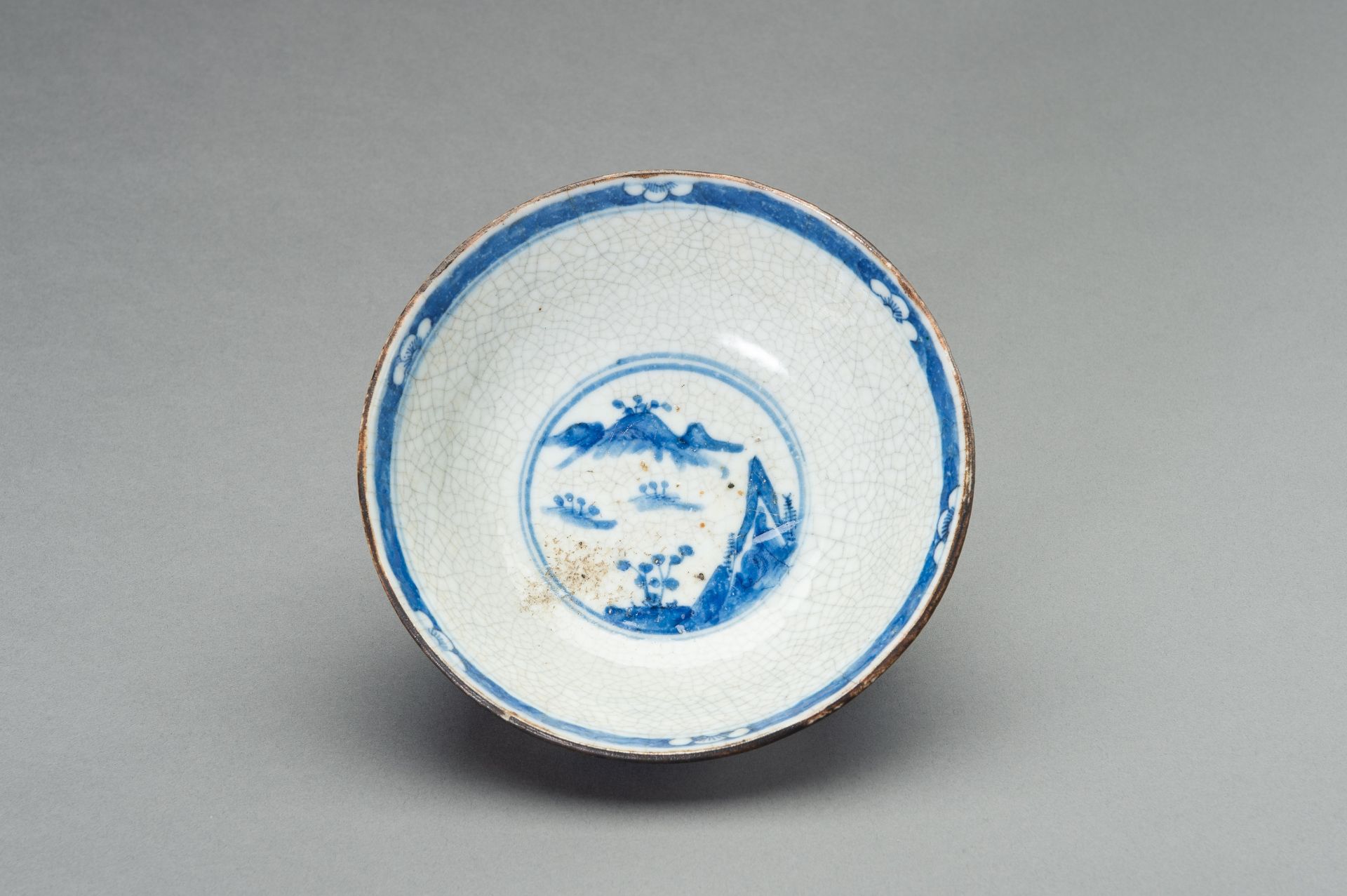 A MIXED LOT WITH THREE PORCELAIN BOWLS - Image 9 of 15