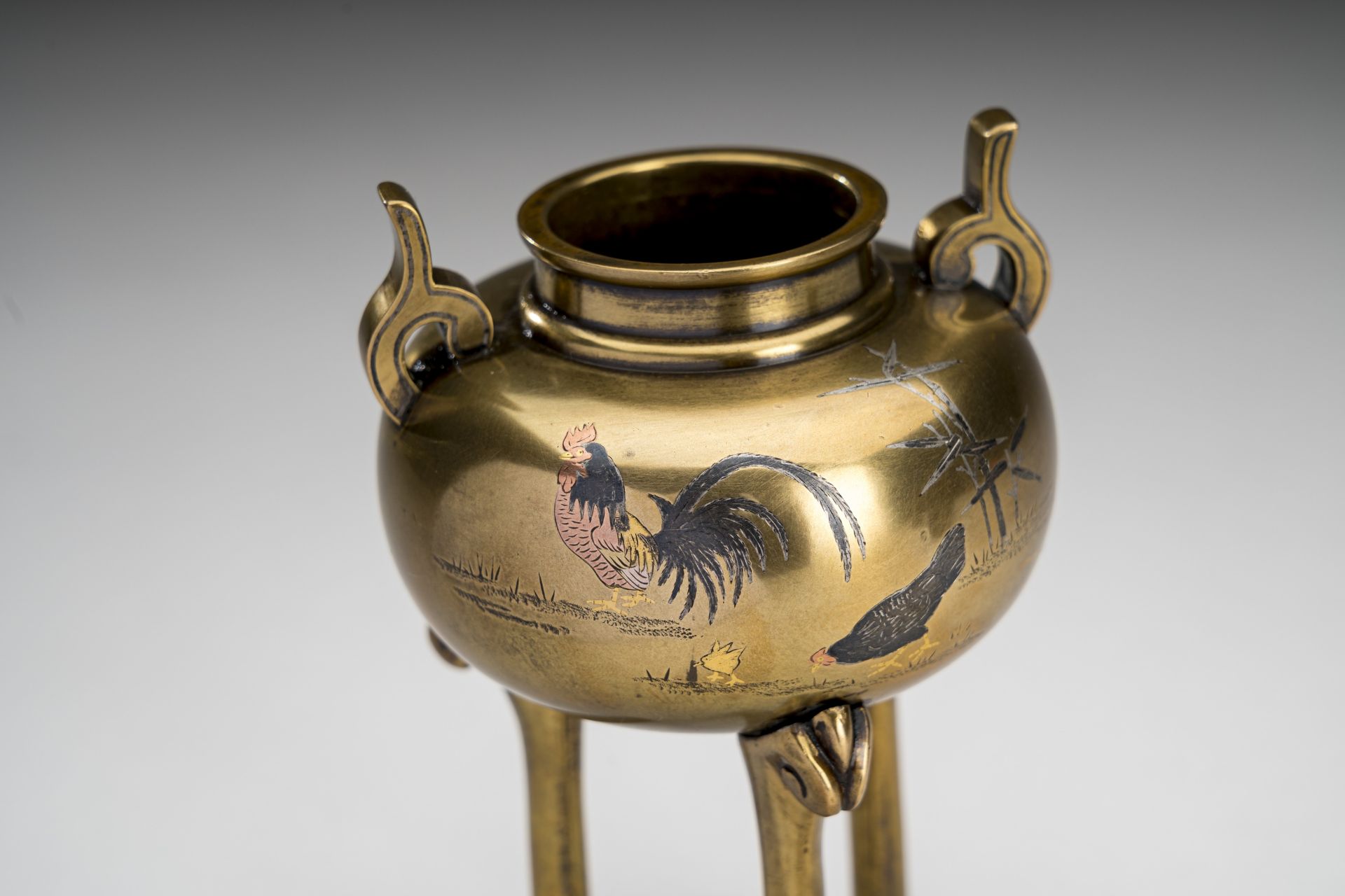 A LOT WITH TWO BRONZE VASES AND A CENSER WITH ROOSTERS, MEIJI - Bild 3 aus 10