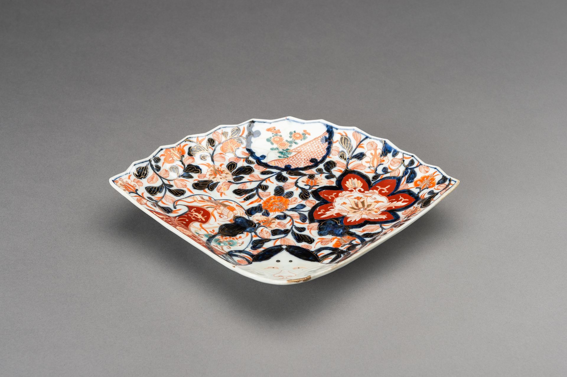 AN IMARI PORCELAIN 'FAN' TRAY WITH OKAME, 19th CENTURY - Image 2 of 11