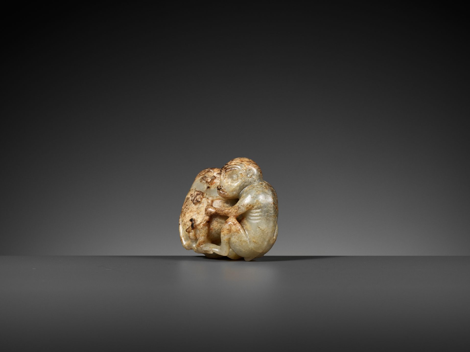 A MOTTLED PALE CELADON JADE 'MONKEY AND PEACH' FIGURE, 17TH - 18TH CENTURY - Image 5 of 10