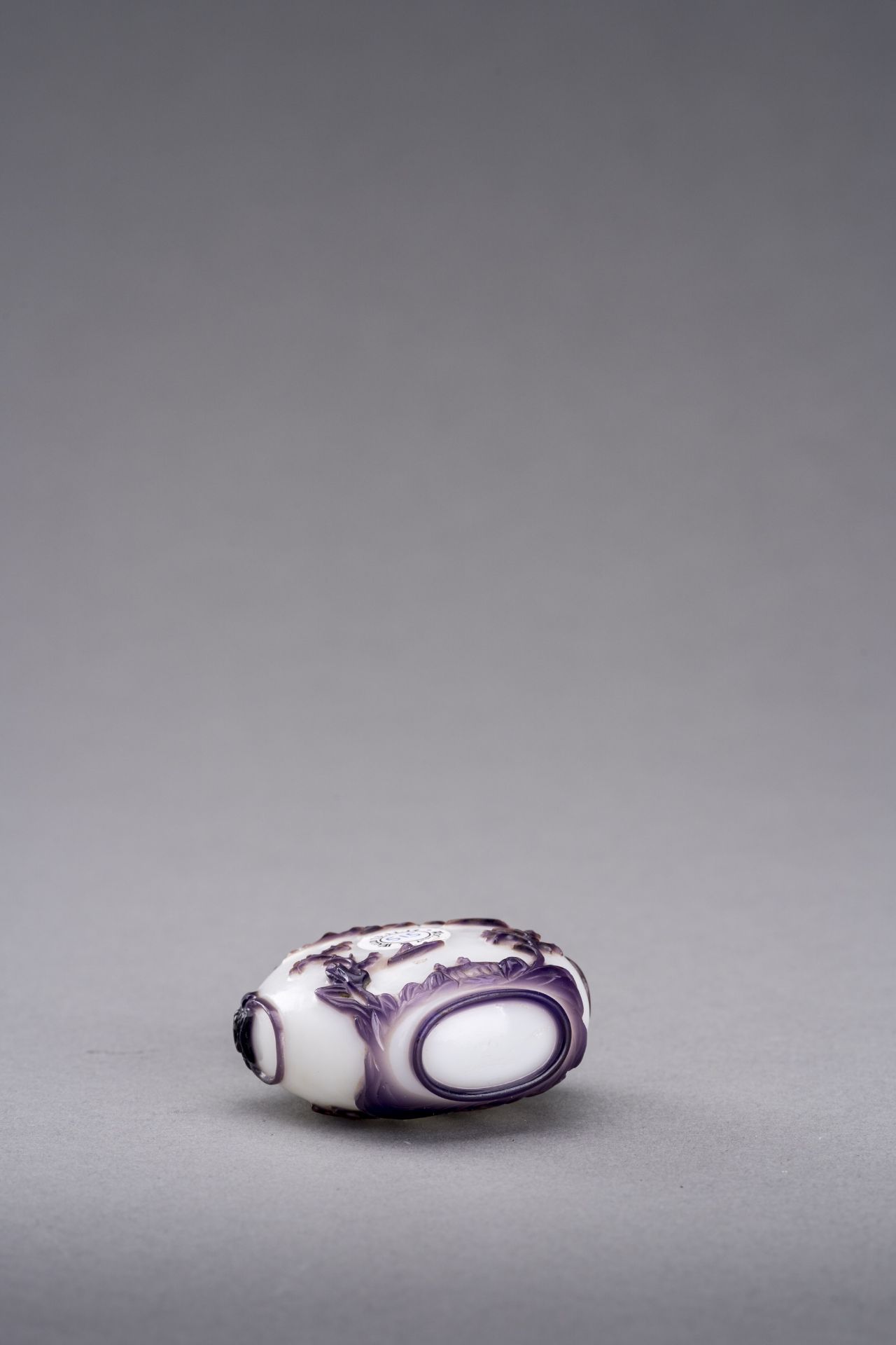 AN AUBERGINE OVERLAY GLASS SNUFF BOTTLE, QING DYNASTY - Image 5 of 5