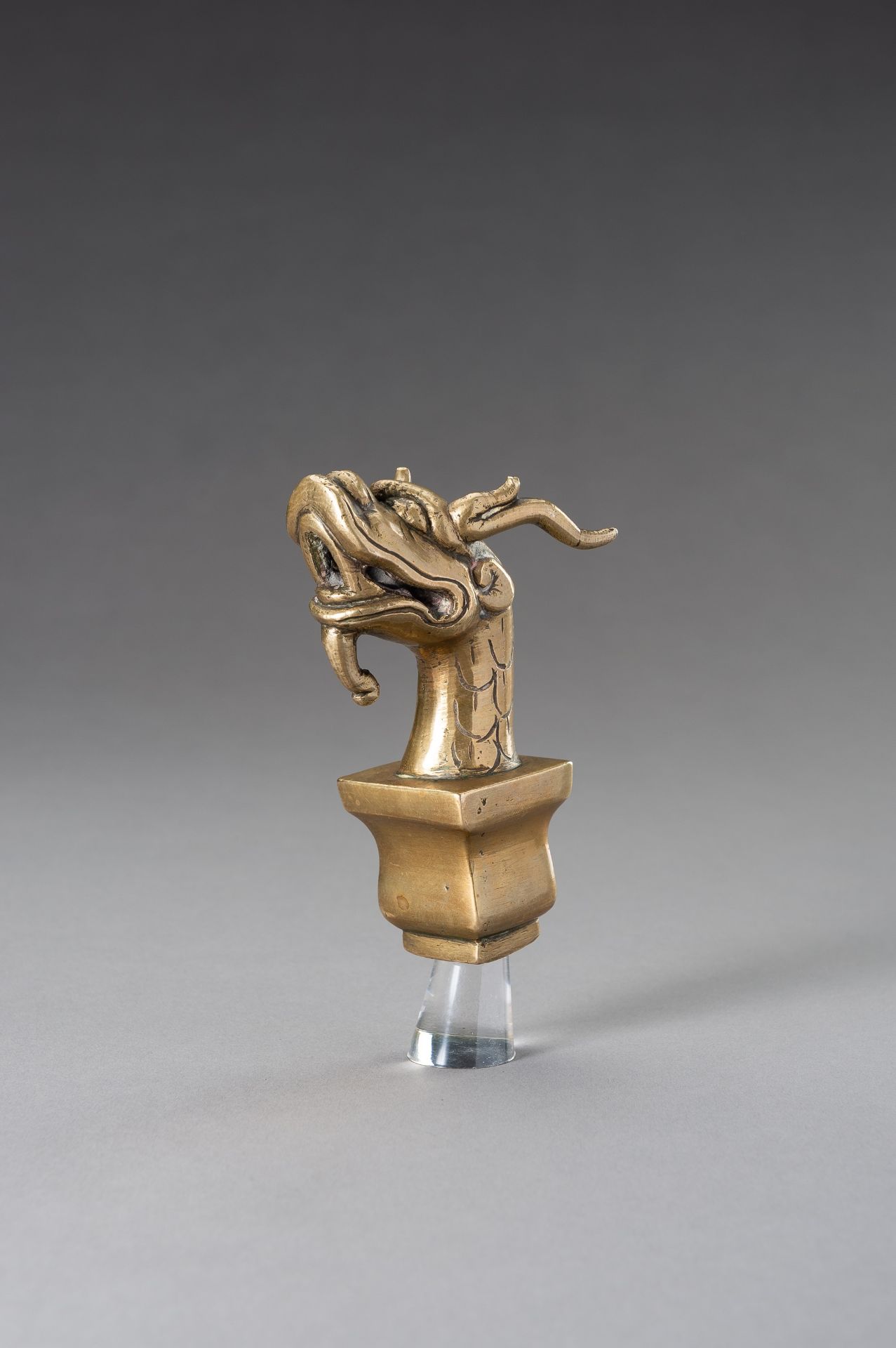 A BRONZE DRAGON HEAD FINIAL, REPUBLIC PERIOD - Bild 3 aus 7