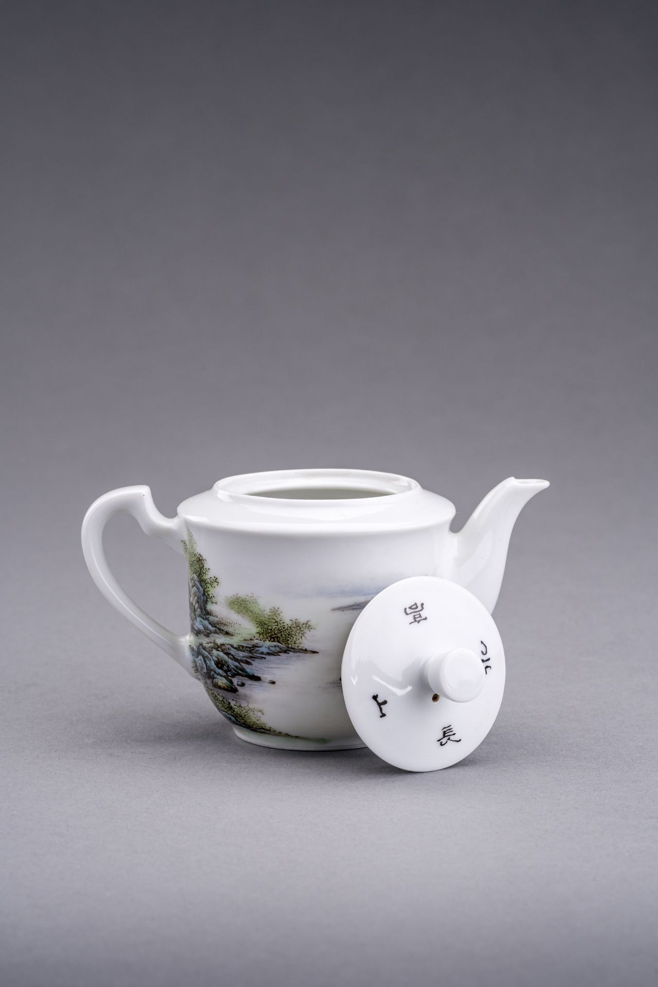 A SMALL ENAMELED PORCELAIN TEAPOT - Bild 5 aus 10