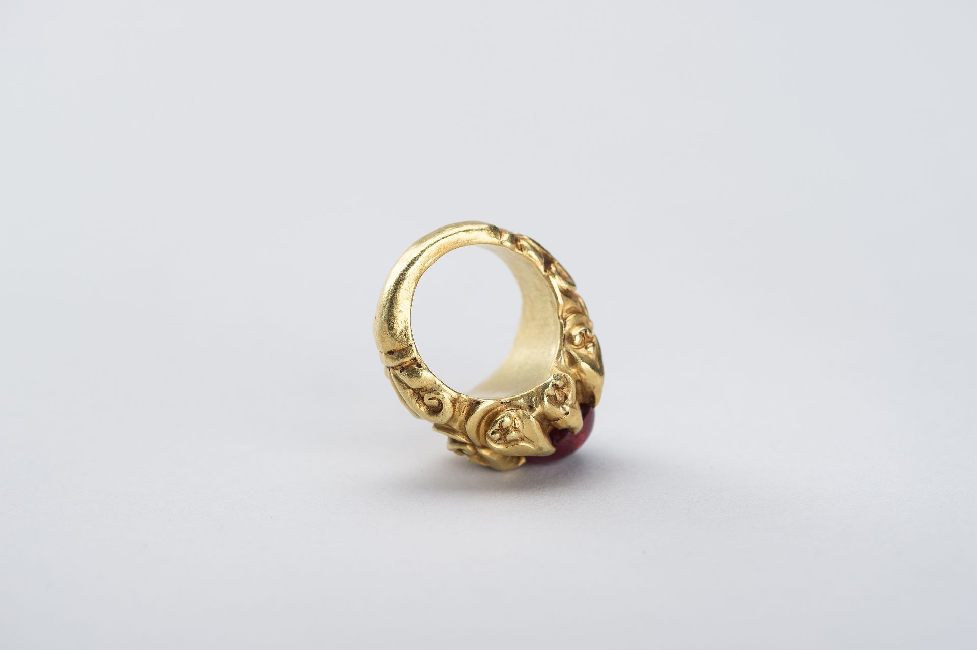 A BURMESE GOLD RING WITH 3 CARAT RUBY - Image 9 of 10