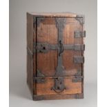 A WOODEN TANSU CHEST WITH 5 DRAWERS, EDO