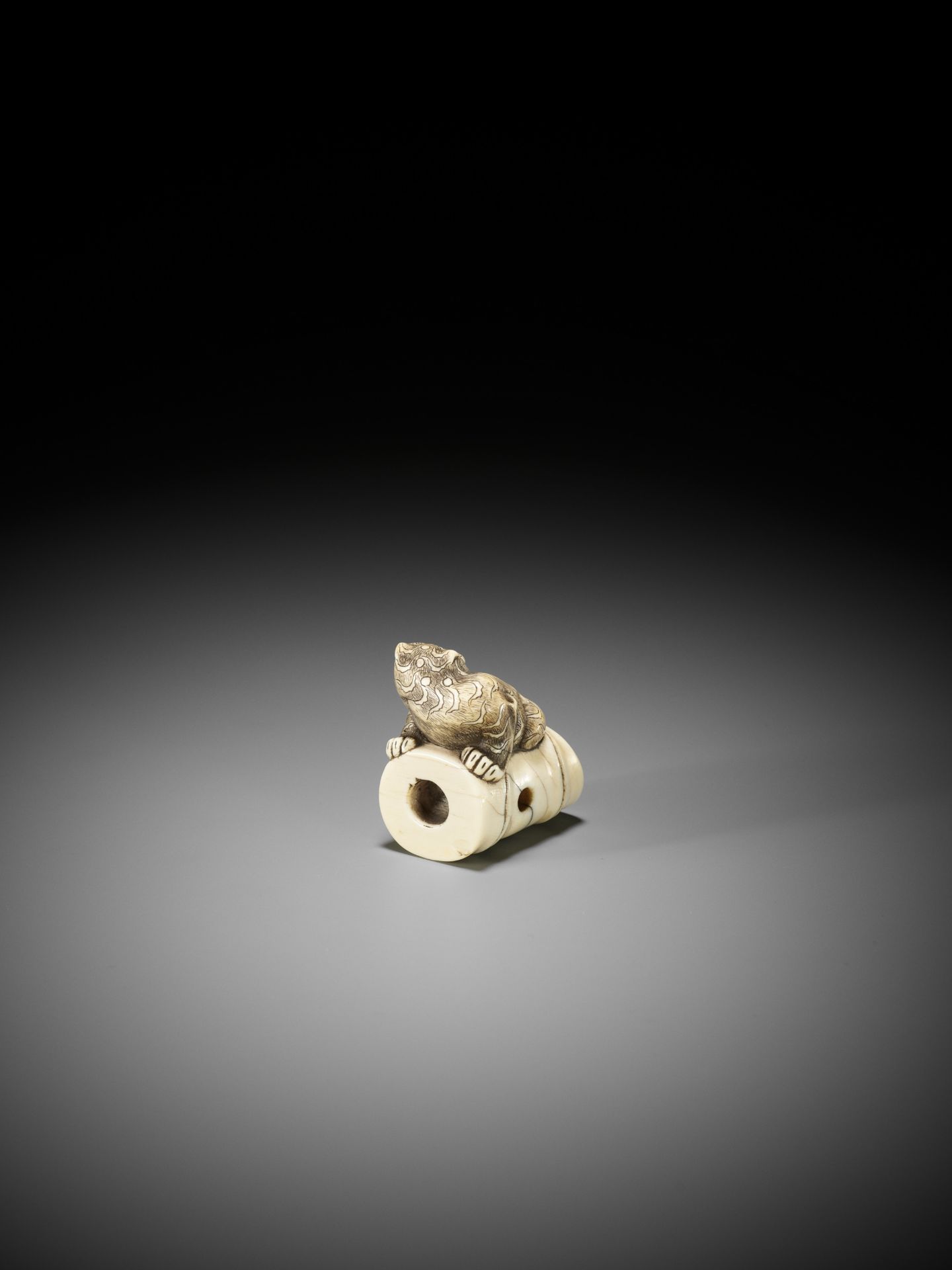 A FINE OSAKA SCHOOL IVORY NETSUKE OF A TIGER ON BAMBOO - Bild 7 aus 13