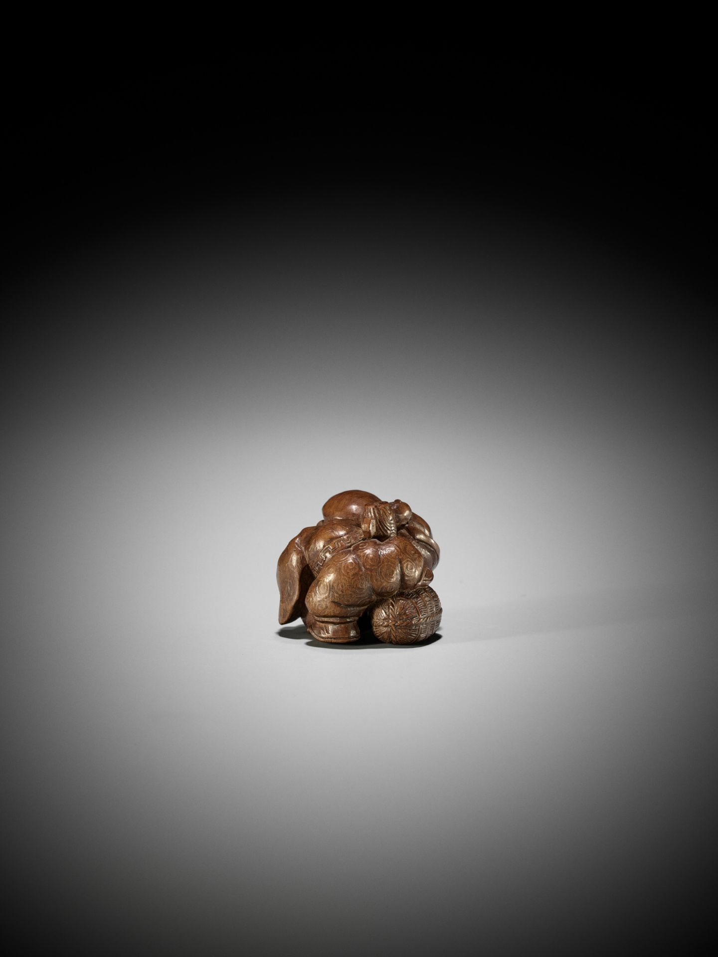 MINZAN: AN UNUSUAL WOOD NETSUKE OF DAIKOKU WITH UKIBORI DETAILS - Image 7 of 14