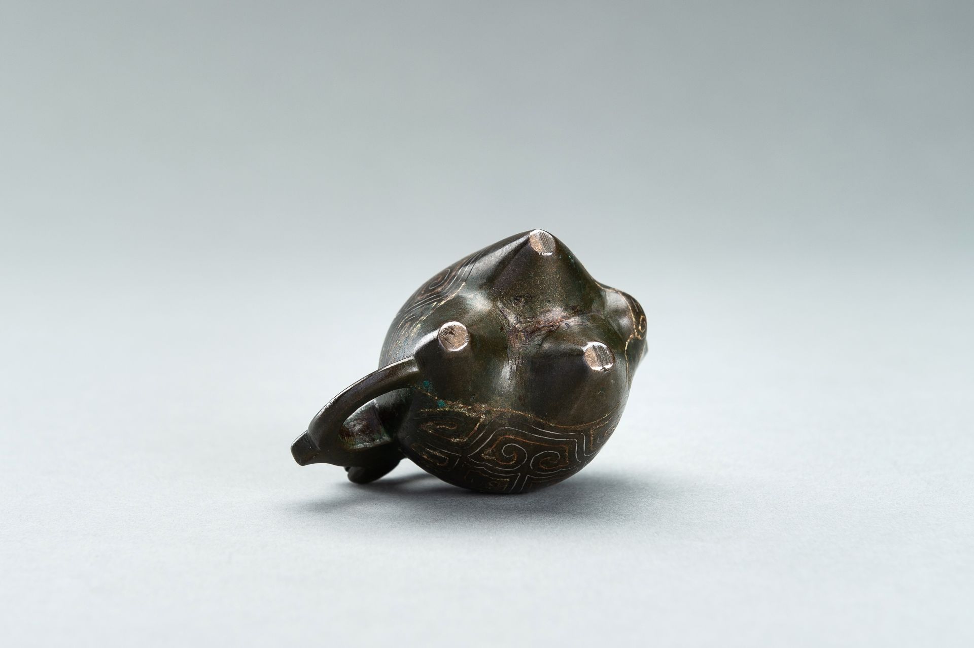 A SMALL COPPER AND SILVER INLAID BRONZE POURING TRIPOD VESSEL IN THE FORM OF AN ANIMAL, 17TH CENTURY - Image 11 of 11