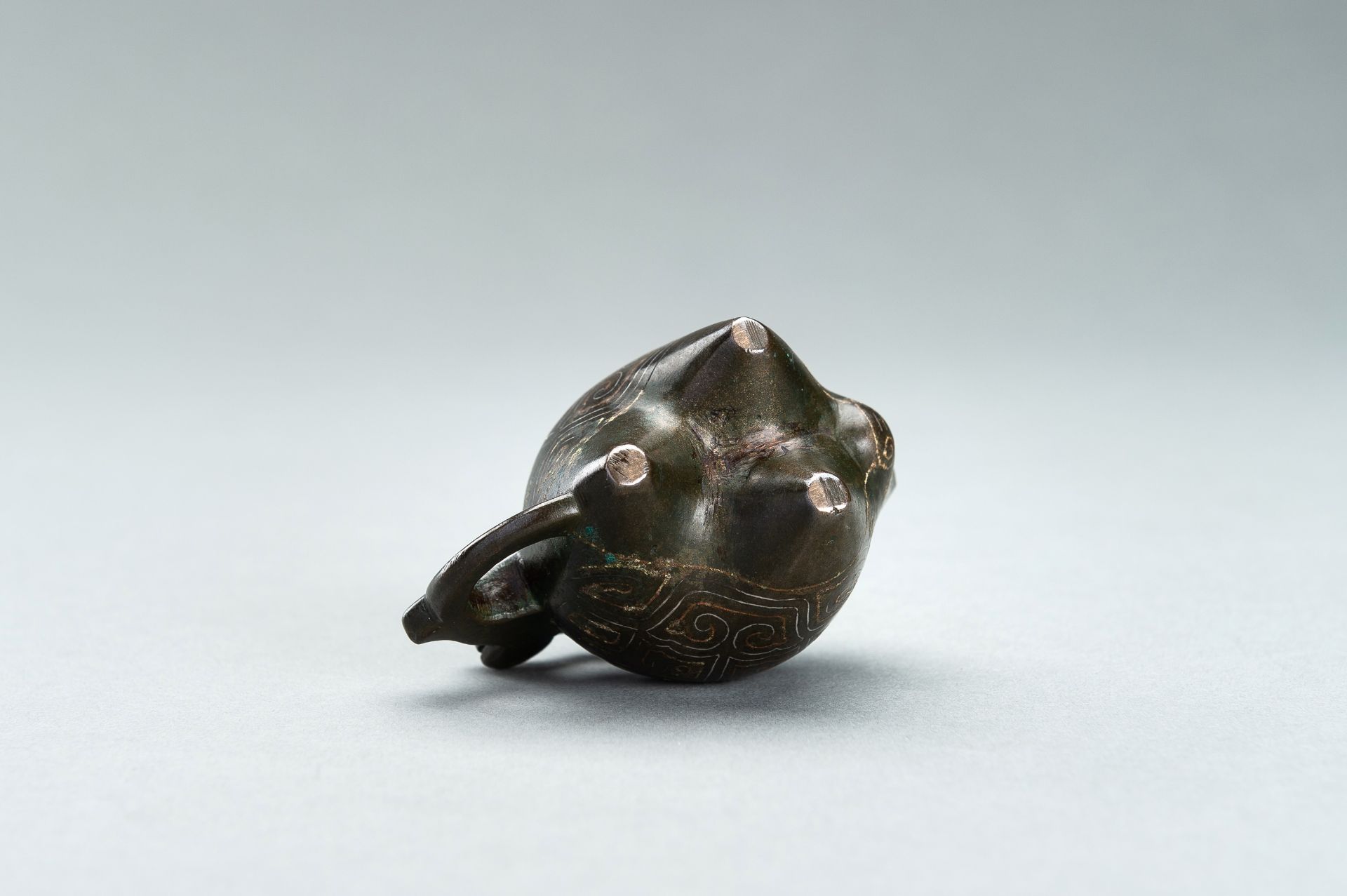 A SMALL COPPER AND SILVER INLAID BRONZE POURING TRIPOD VESSEL IN THE FORM OF AN ANIMAL, 17TH CENTURY - Bild 11 aus 11