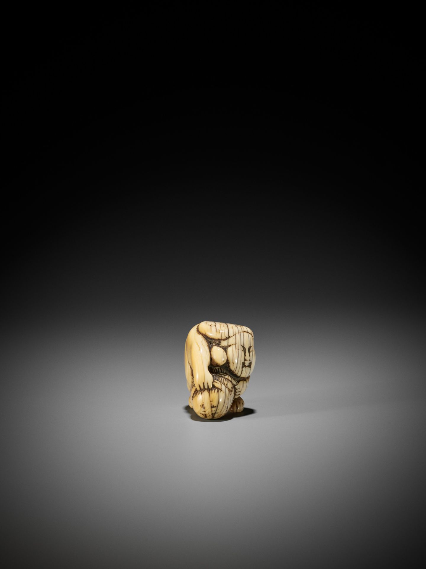 AN IVORY SHUNGA NETSUKE OF DAIKOKU WITH RICE BALE - Image 7 of 12