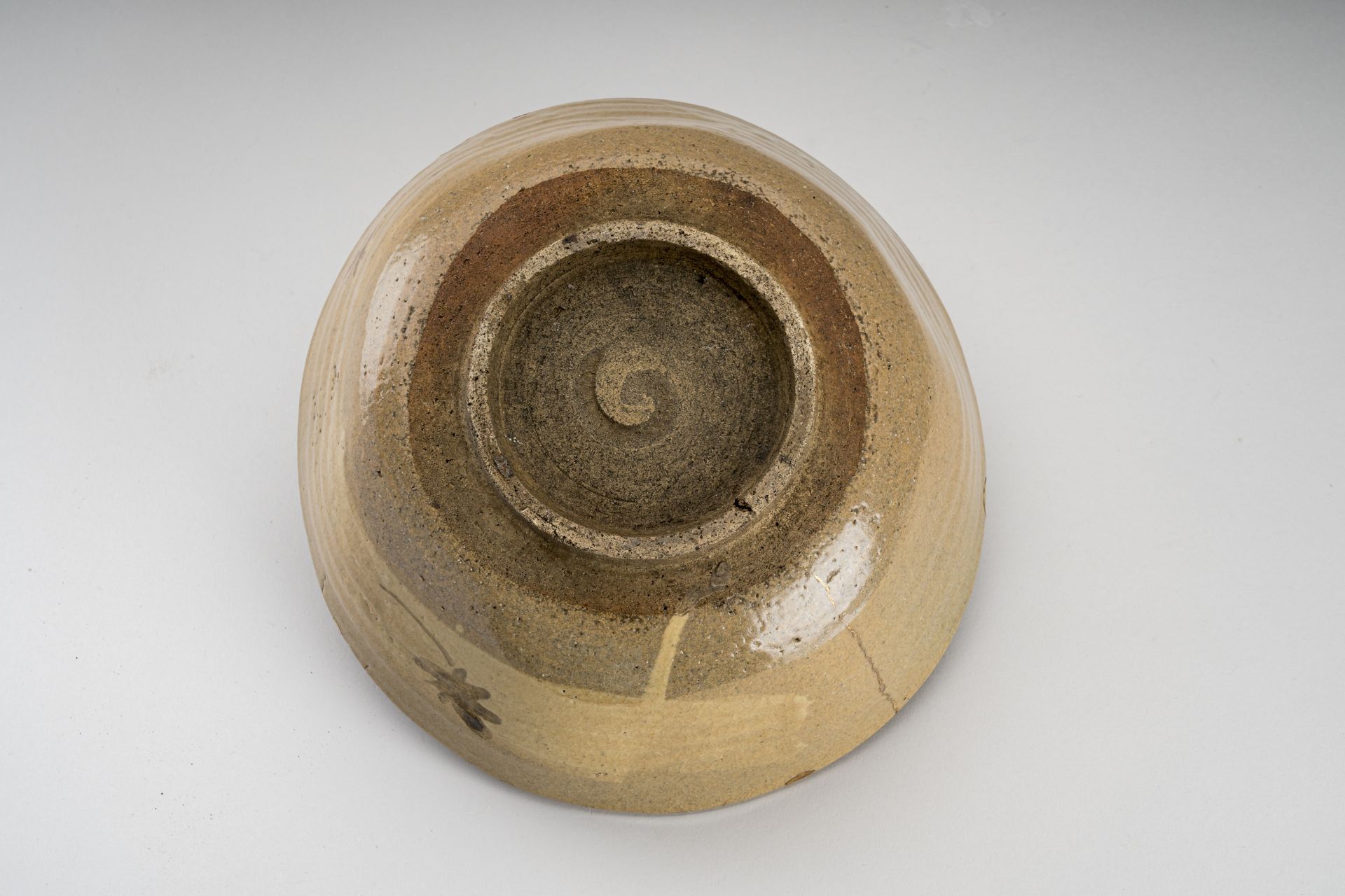 A LARGE KARATASU WARE BOWL - Image 8 of 8