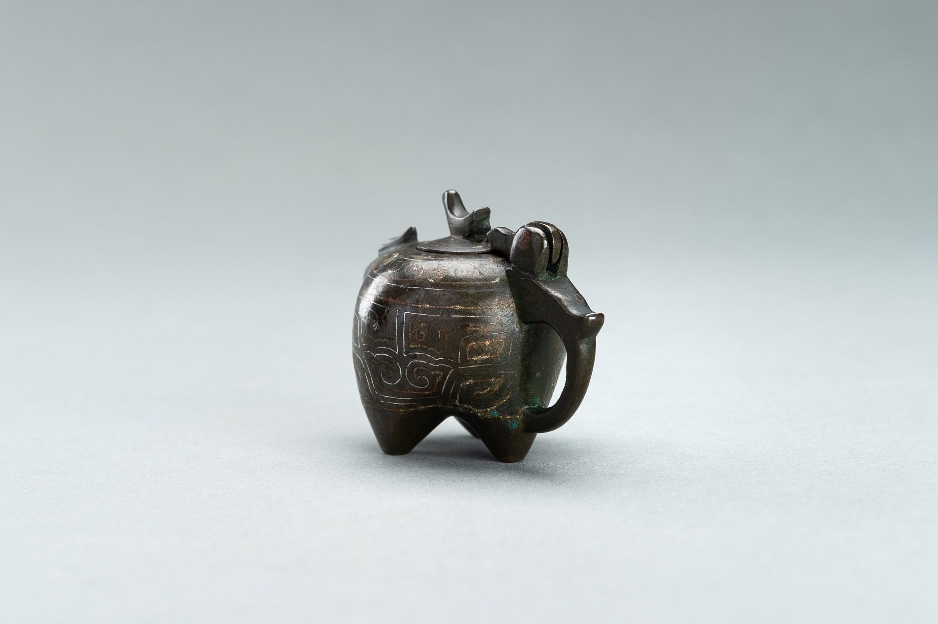 A SMALL COPPER AND SILVER INLAID BRONZE POURING TRIPOD VESSEL IN THE FORM OF AN ANIMAL, 17TH CENTURY - Image 7 of 11