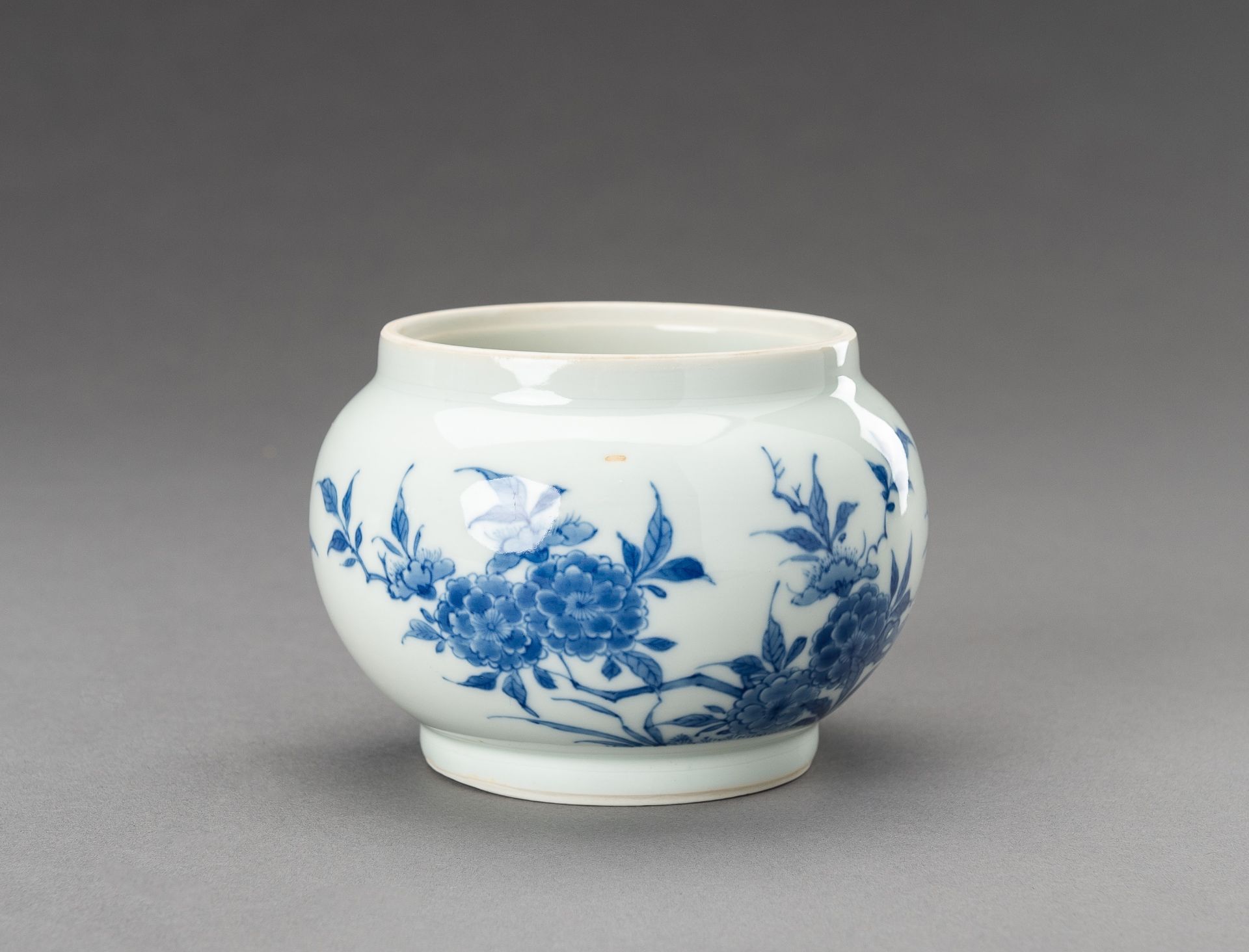 A BLUE AND WHITE 'FLOWERS AND BIRDS' PORCELAIN VASE, c. 1920s