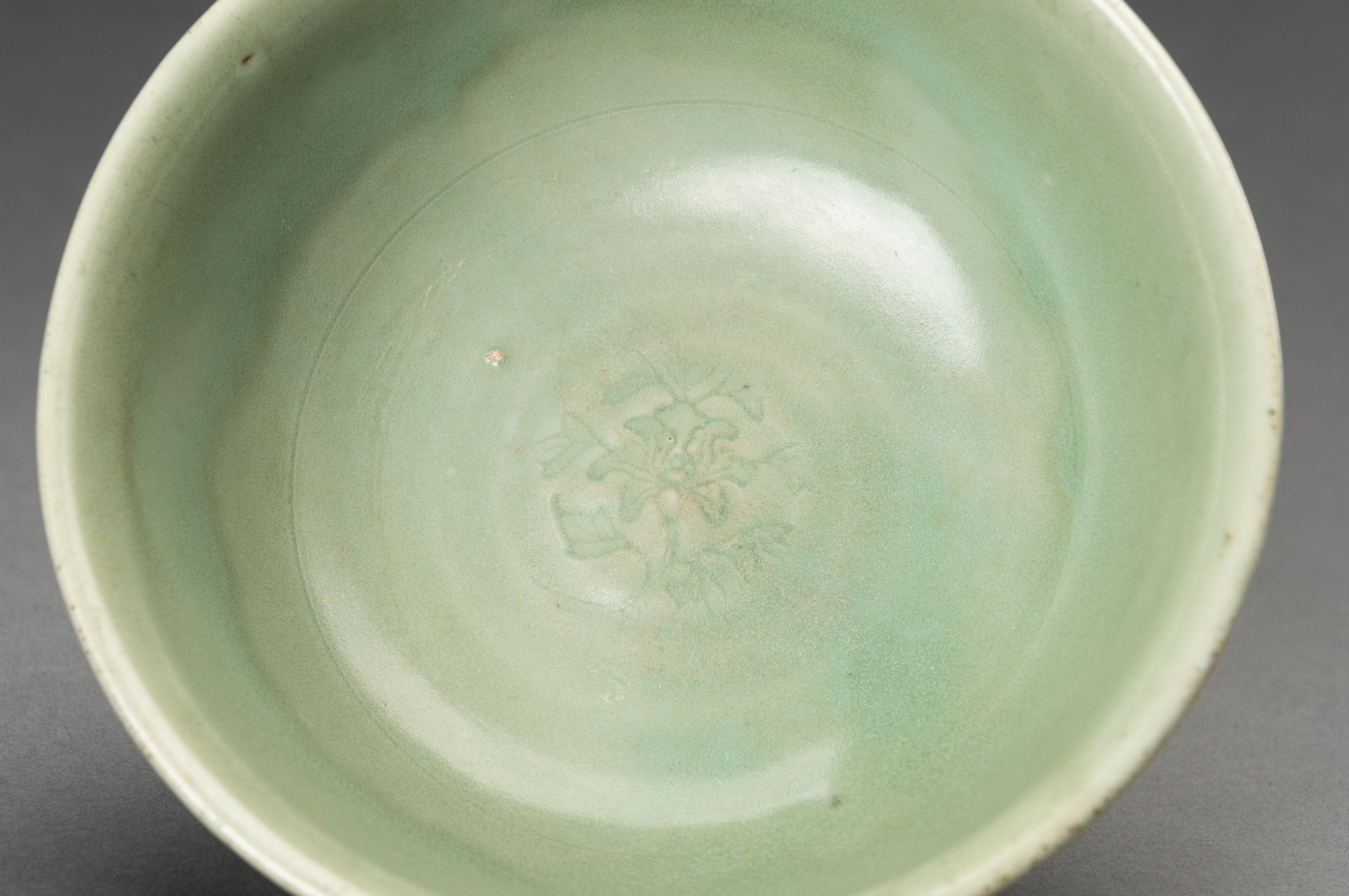 A MING STYLE LONGQUAN CELADON PORCELAIN BOWL - Image 4 of 15