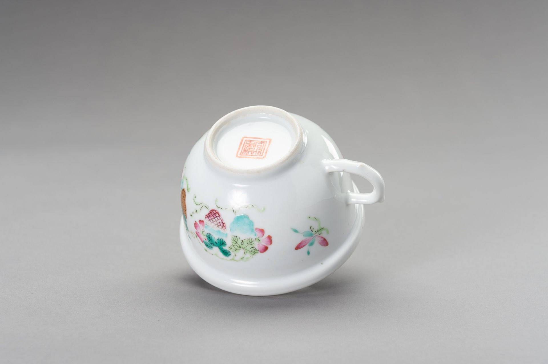 A FAMILLE VERTE 'GOLDFISH' CUP, 20TH CENTURY - Image 8 of 11