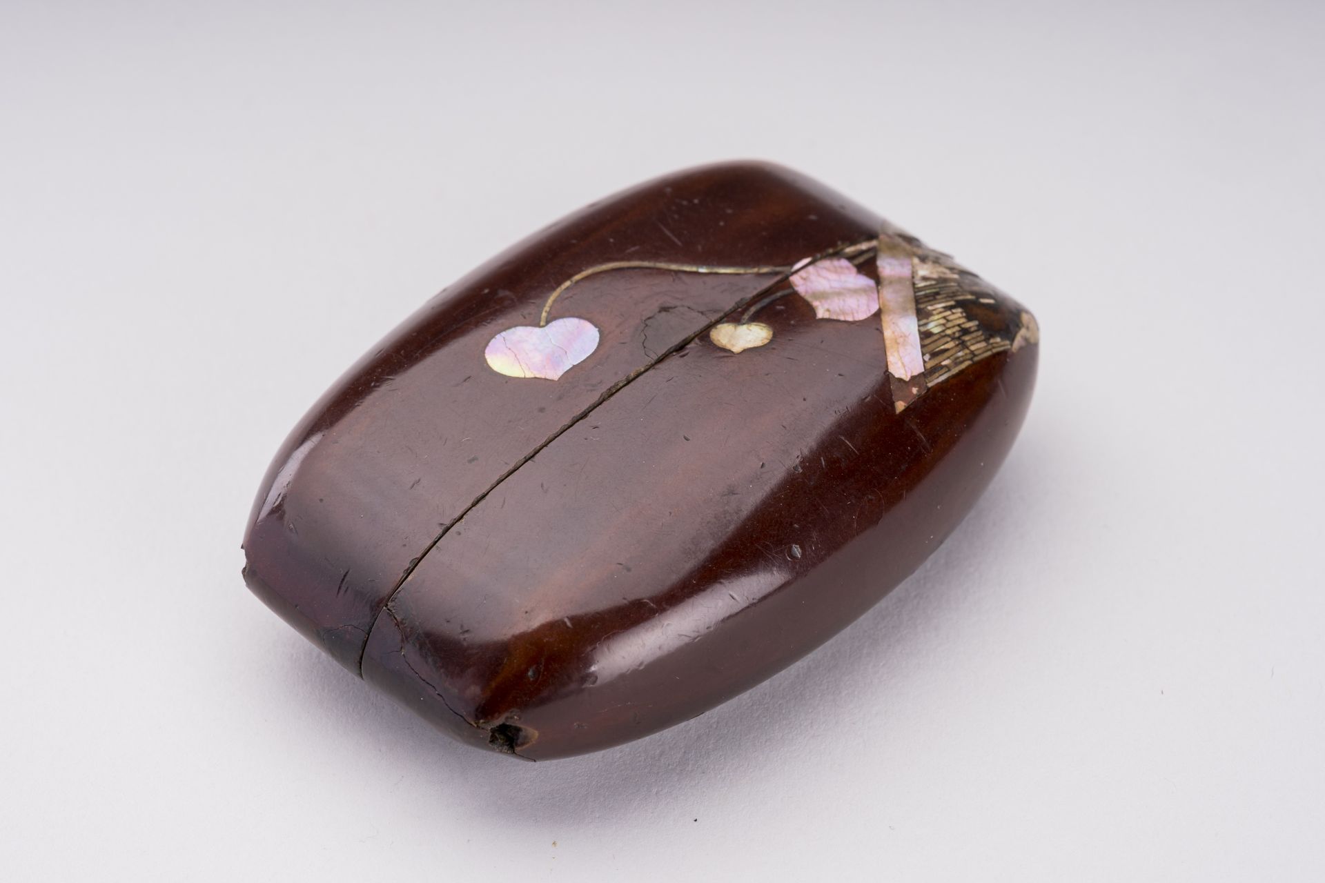 SUICHIKUKEN: A MOTHER-OF-PEARL INLAID RED LACQUER SINGLE CASE INRO, EDO - Image 4 of 9