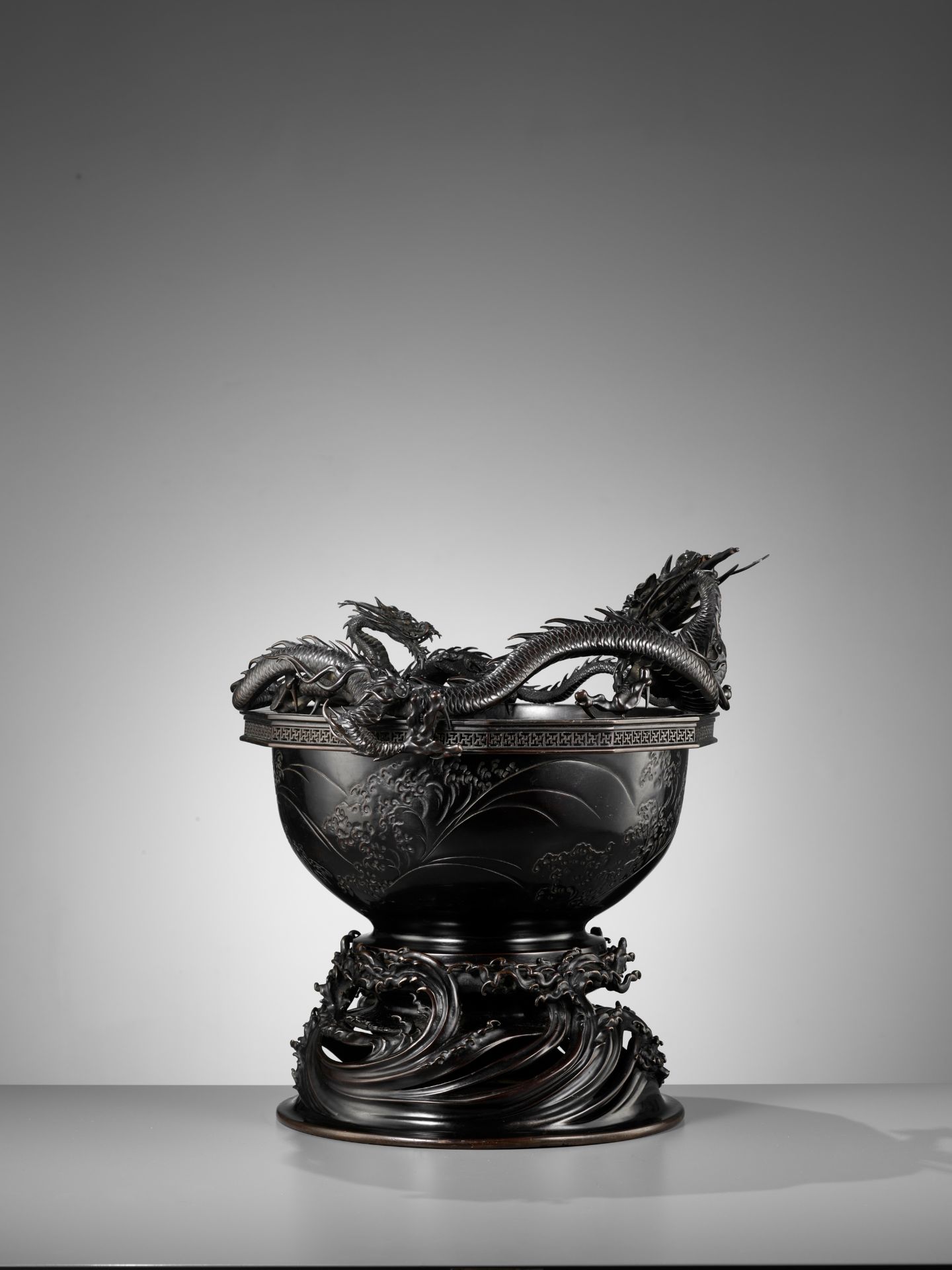 HIDEMITSU: A LARGE AND IMPRESSIVE BRONZE BOWL WITH TWO DRAGONS - Bild 9 aus 16
