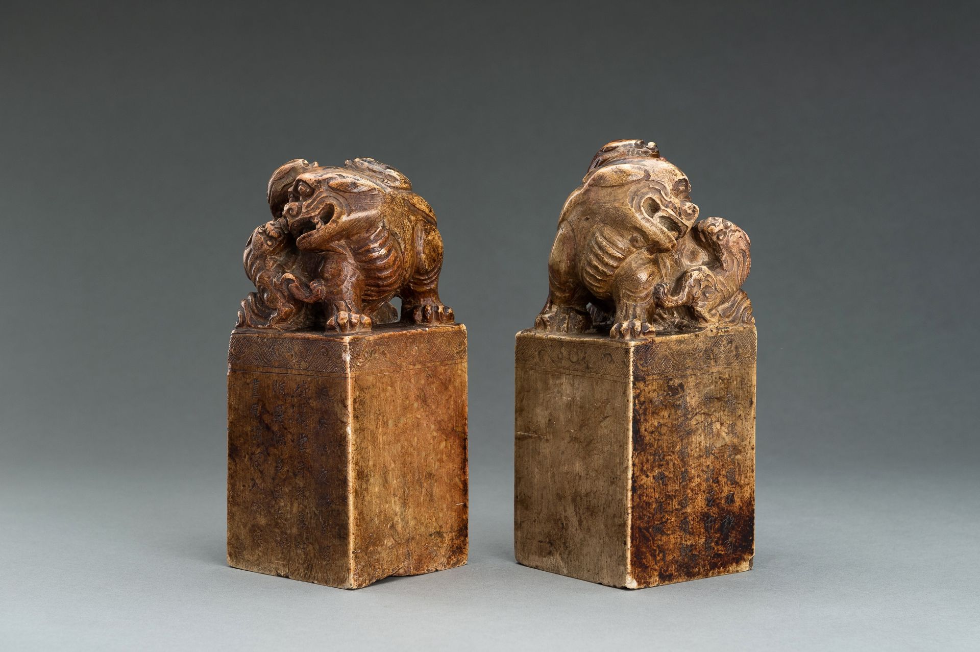 A LARGE PAIR OF 'BUDDHIST LIONS' SOAPSTONE SEALS - Image 17 of 22