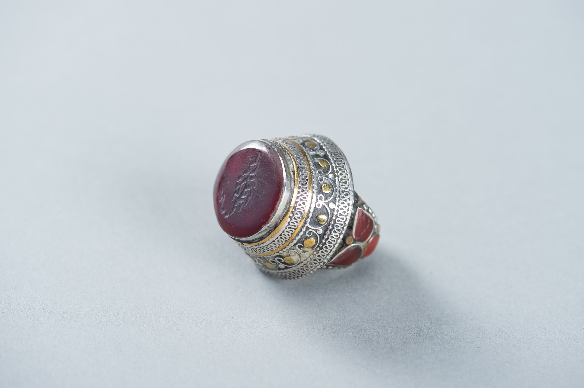 AN AGATE INTAGLIO INSET PERSIAN SILVER RING - Image 4 of 8