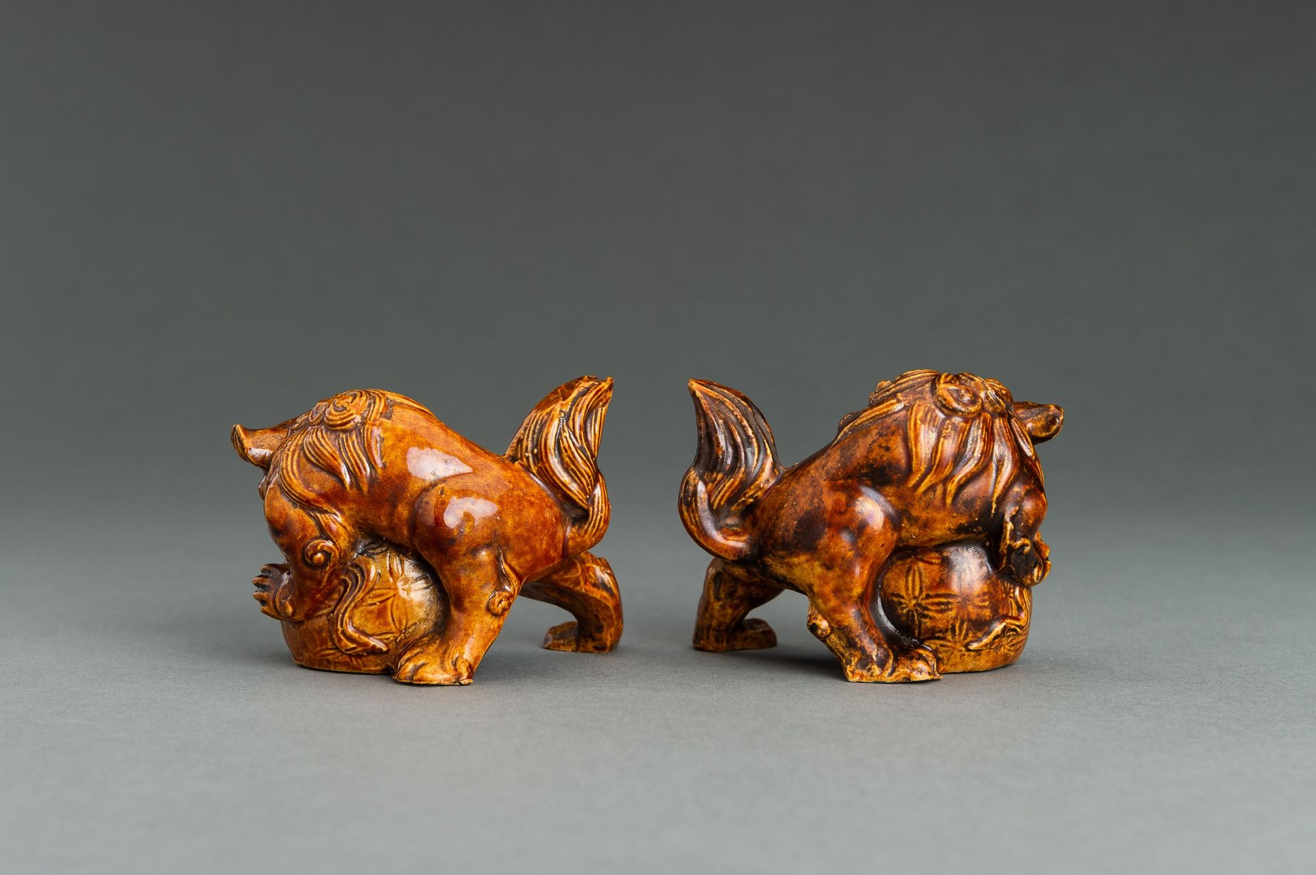 A PAIR OF AMBER GLAZED PORCELAIN SHISHI LIONS, MEIJI - Image 12 of 13