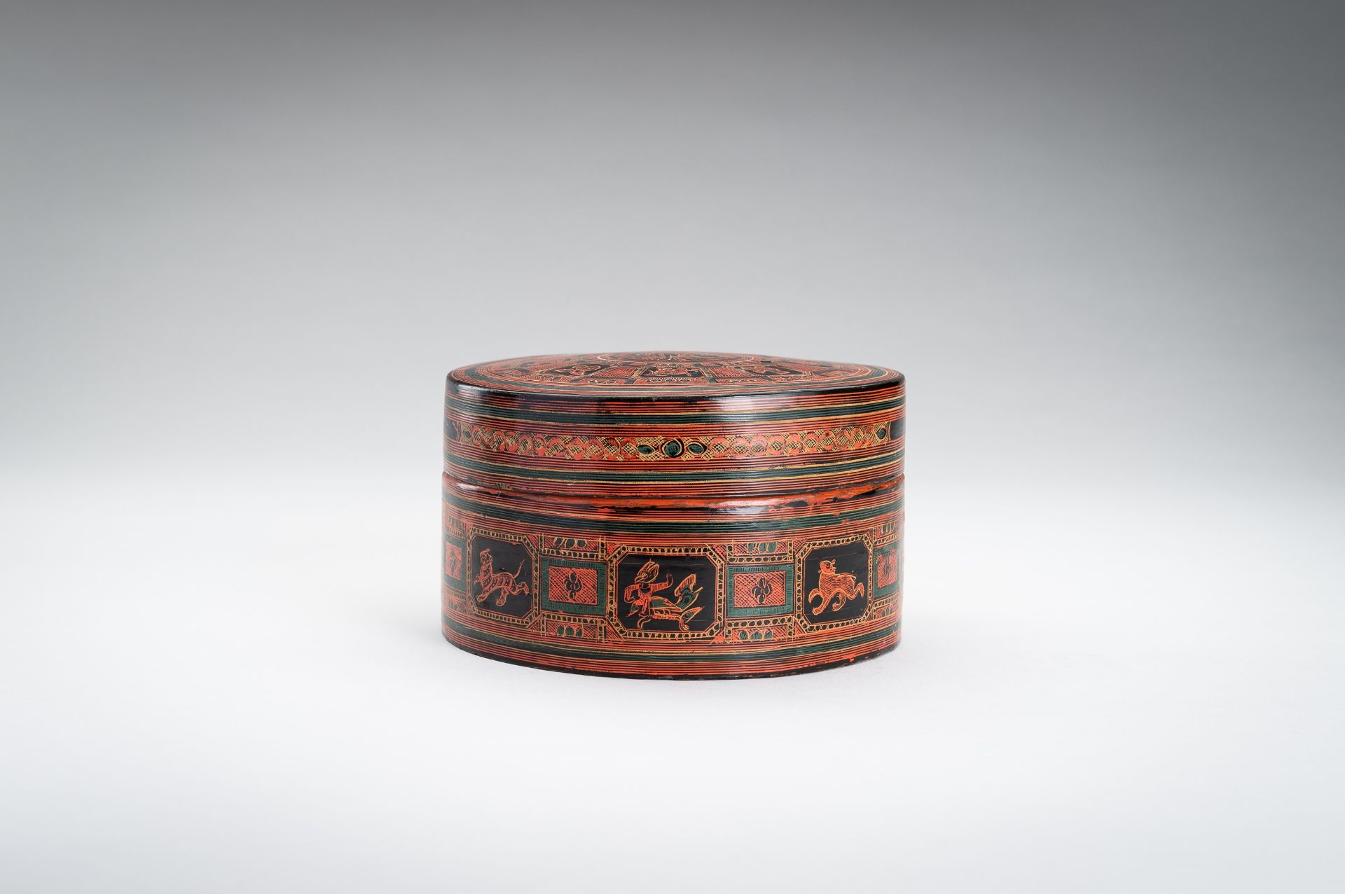 A BURMESE LACQUER BETEL BOX AND COVER, 1900s - Bild 12 aus 15