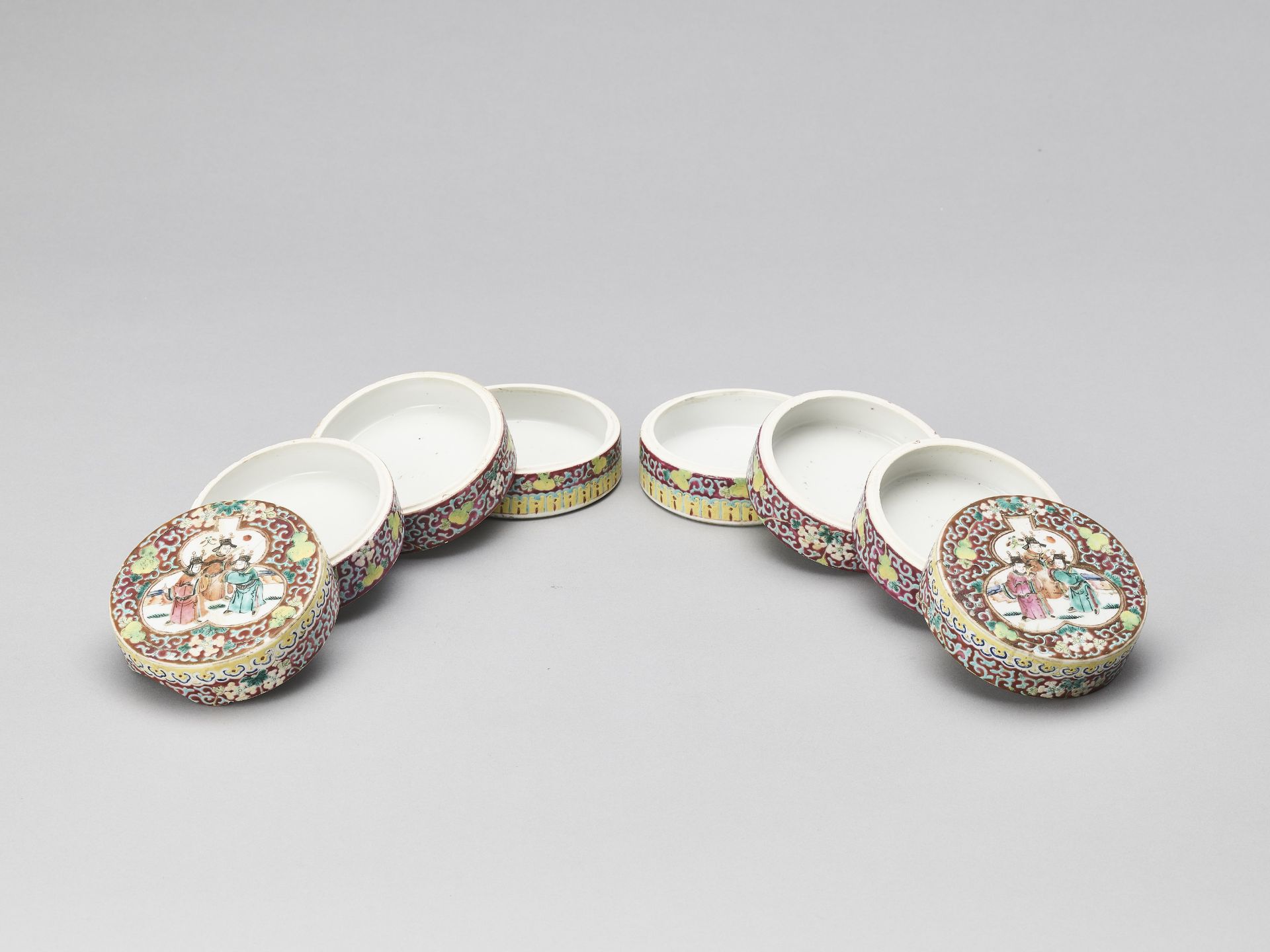 A PAIR OF THREE-TIERED ENAMELED PORCELAIN COSMETIC BOXES, REPUBLIC - Bild 7 aus 10